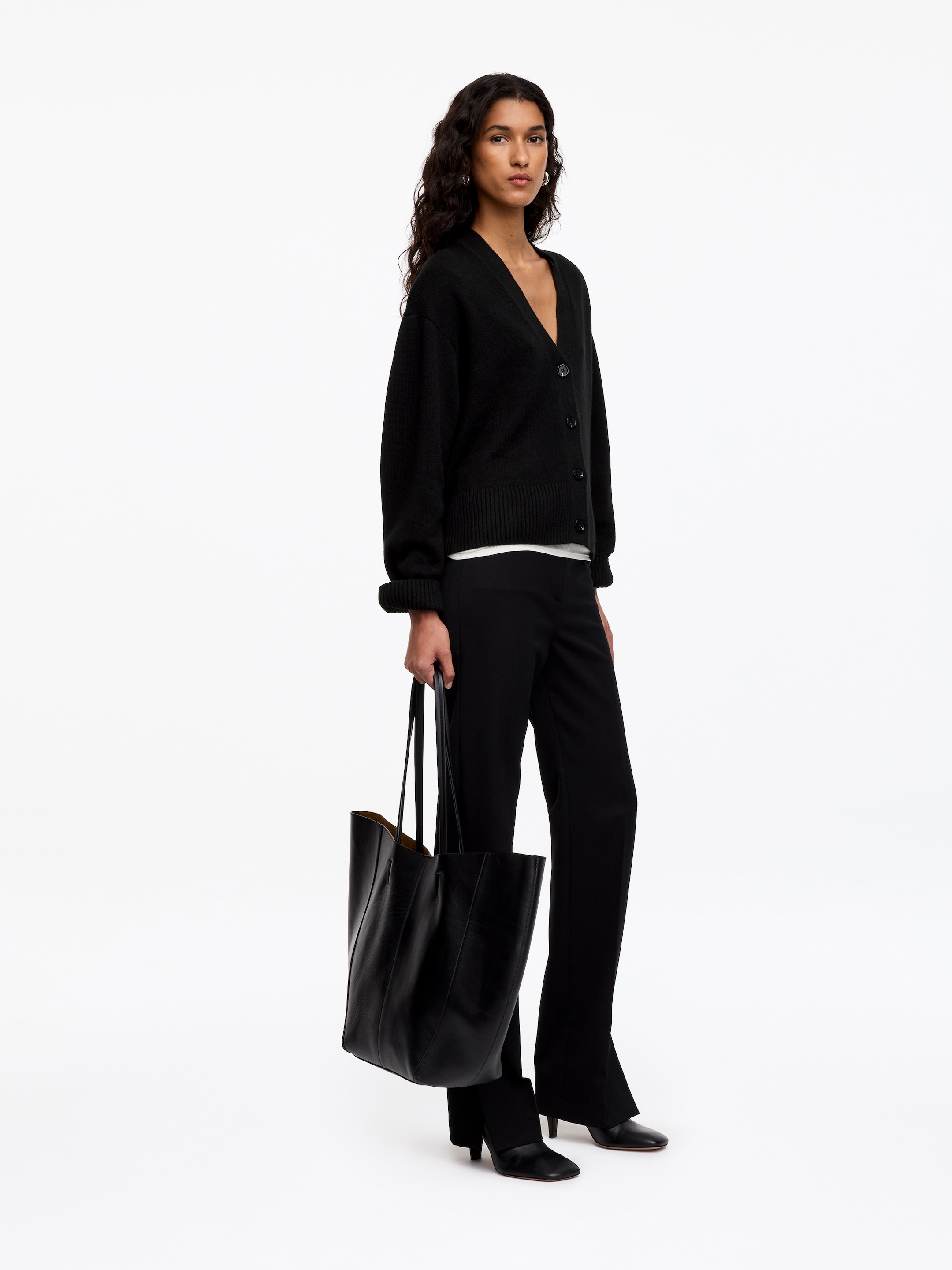 Strickjacke aus Kaschmir mit V-Ausschnitt - Schwarz - Loose Fit - women - StillMedia/Lookbook - 2