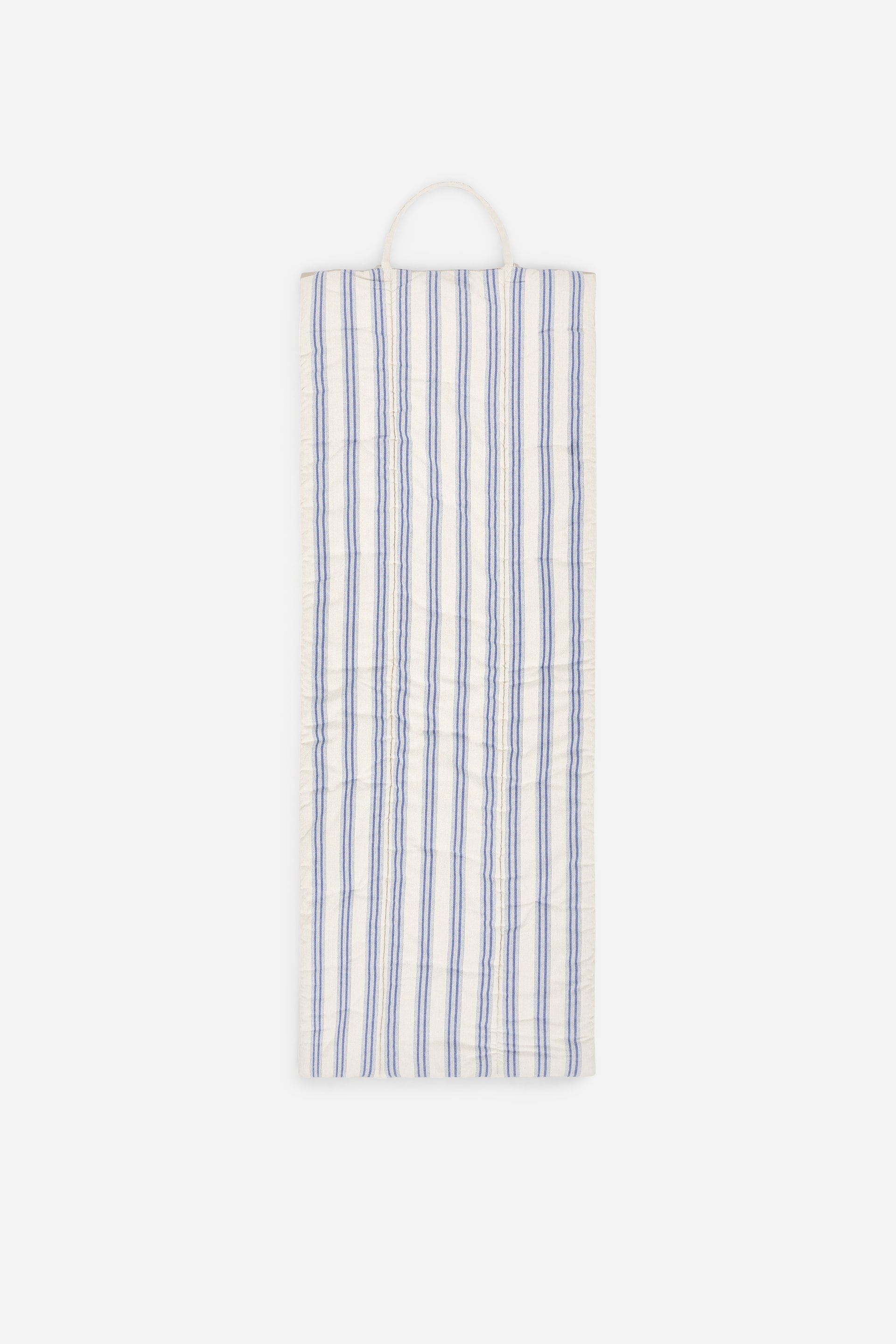 Agrandir l'image: Le matelas de plage en coton se présente sous la forme d'un article rectangulaire et rembourré, vu de face. Il arbore de fines rayures verticales bleues sur un fond crème et présente une poignée en boucle sur son bord supérieur.