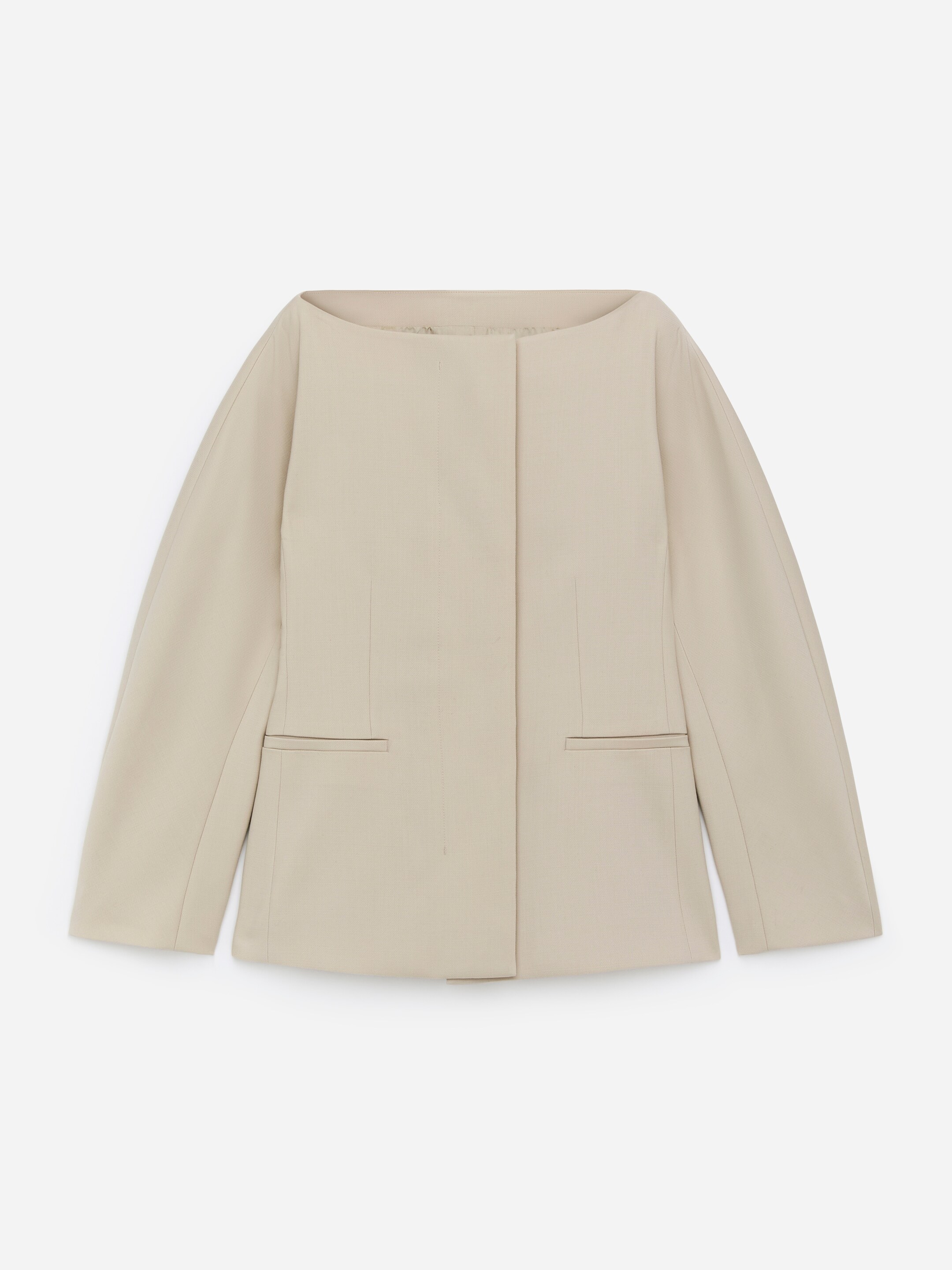 Agrandir l'image: Une veste beige clair sans col présente sa vue de face, avec un col bateau, des manches longues et droites, et deux poches passepoilées horizontales sur le bas avant.