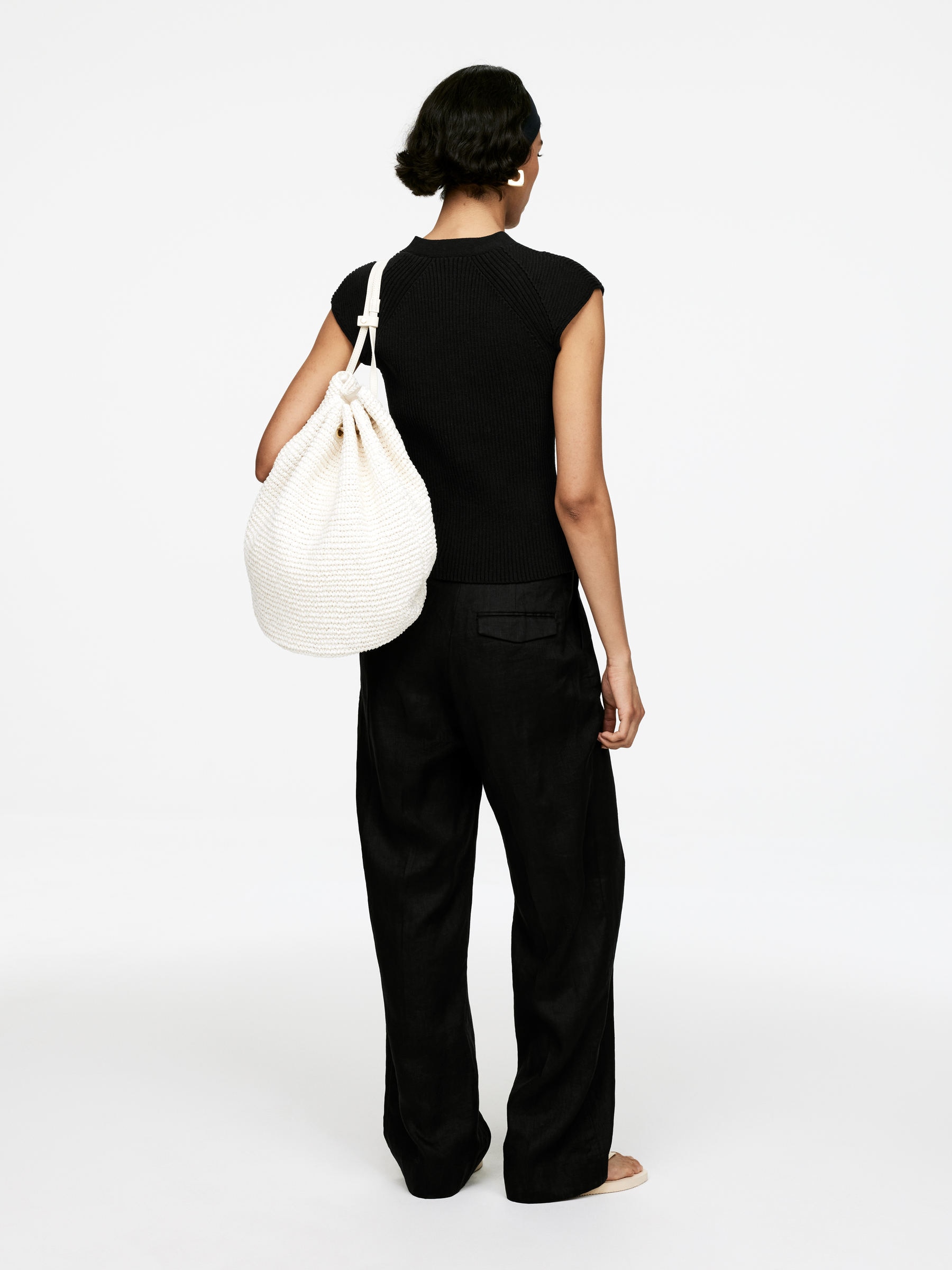 Knitted Sleeveless Top - Black - Regular fit - Women - StillMedia/Lookbook - 4