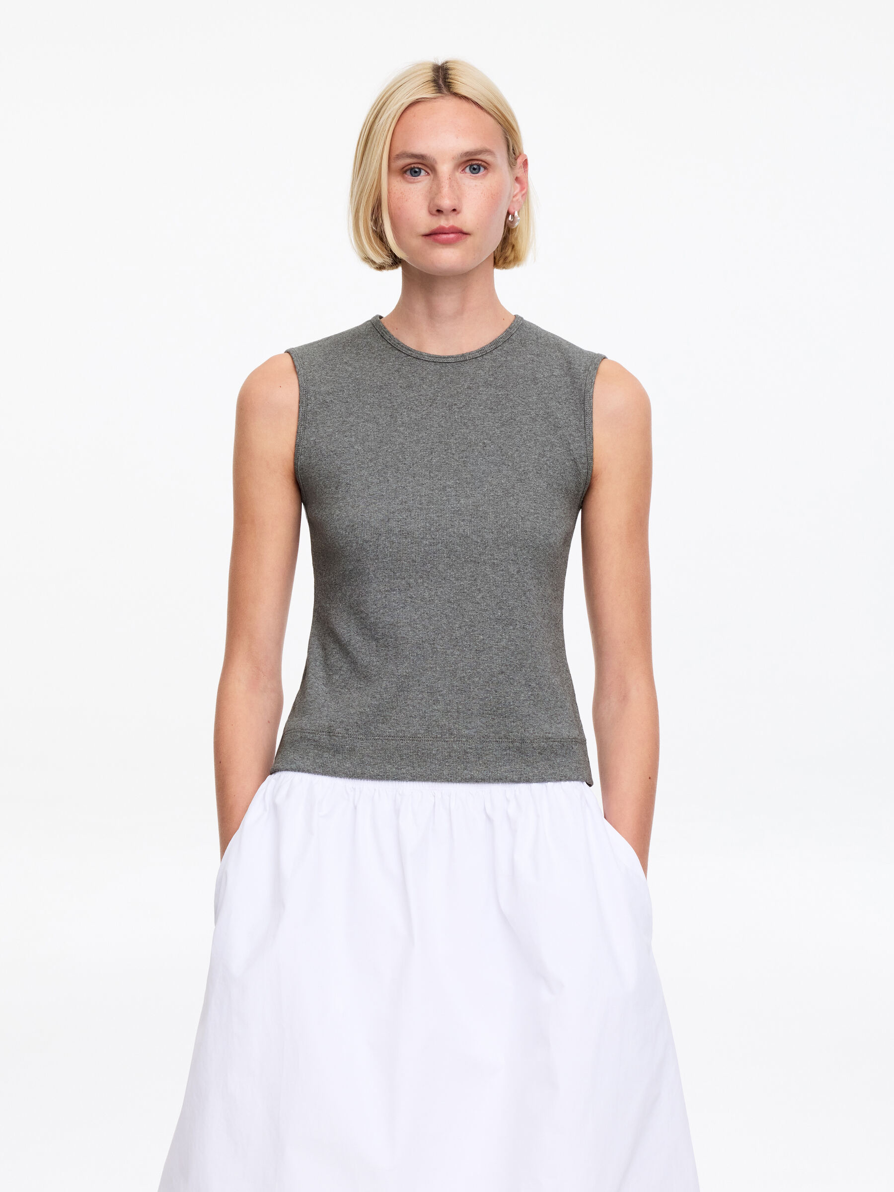 Koszulka bez rękawów w prążki - Szary - Wąski fason - Women - StillMedia/Lookbook - 8