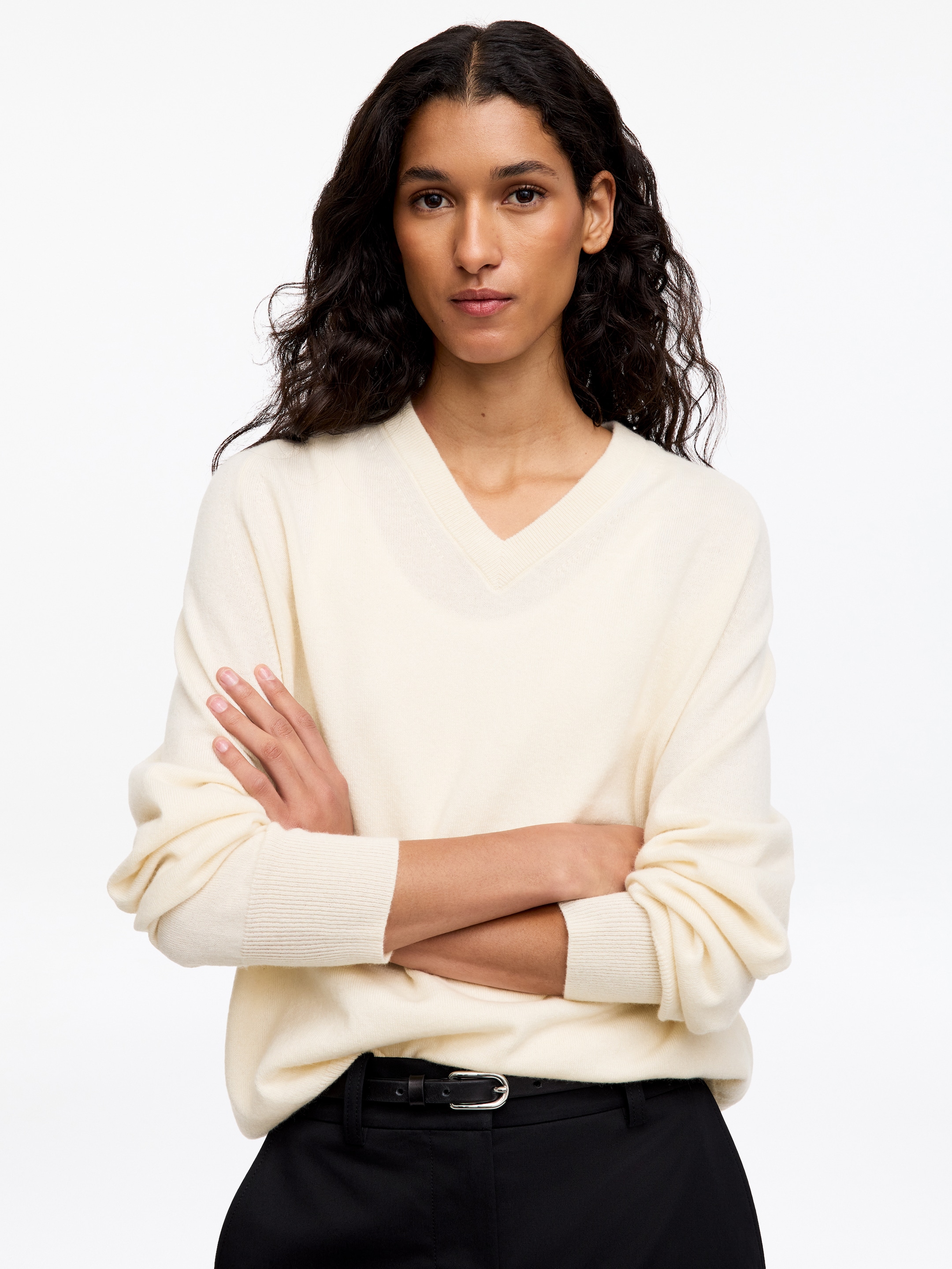 Maglione rilassato con scollo a V in cashmere - Bianco sporco - Loose fit - women - StillMedia/Lookbook - 4
