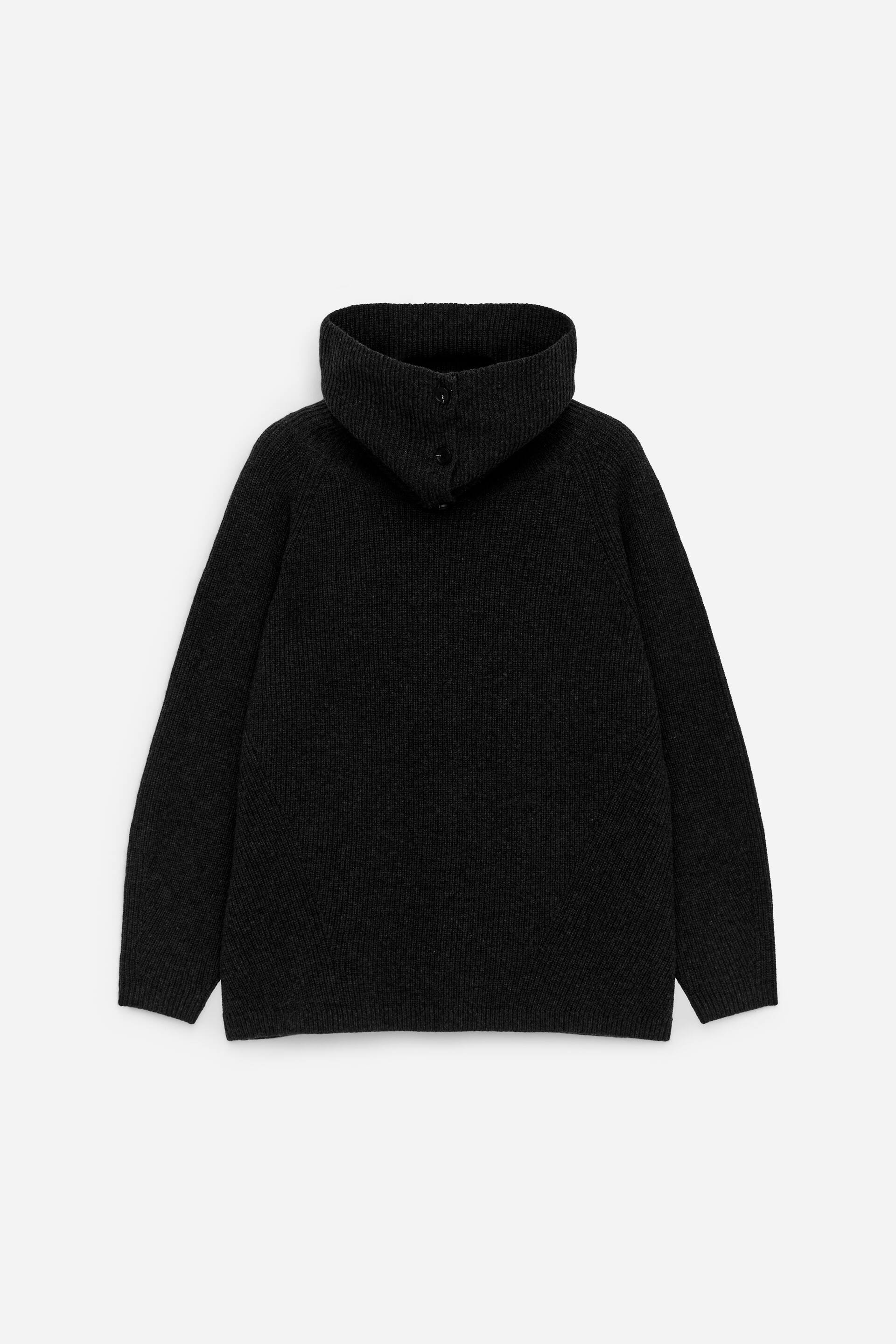 Größeres Bild anzeigen: Ein schwarzer, lässiger Pullover wird von vorne präsentiert, gefertigt aus einem strukturierten Wollstrick. Er verfügt über einen hohen, stehenden Kragen, der mit drei sichtbaren Knöpfen an der vorderen Leiste befestigt ist, und langen Ärmeln.