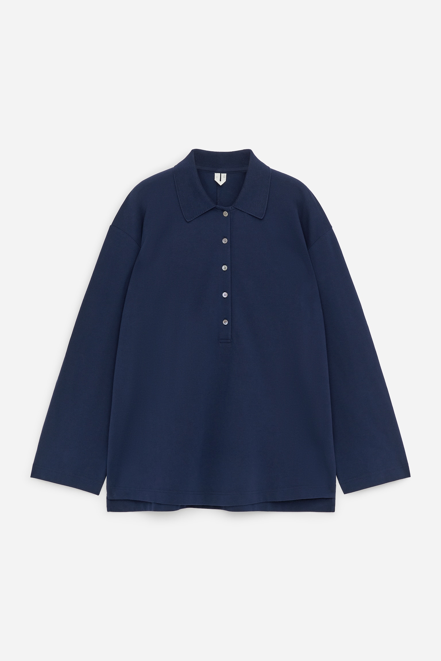 La Polo Shirt Piqué in blu scuro mostra la sua vista frontale, realizzata in un tessuto a maglia liscio e morbido. Presenta un colletto classico, un'abbottonatura a sei bottoni con bottoni di colore chiaro, maniche lunghe semplici e un orlo dritto con piccoli spacchi laterali.