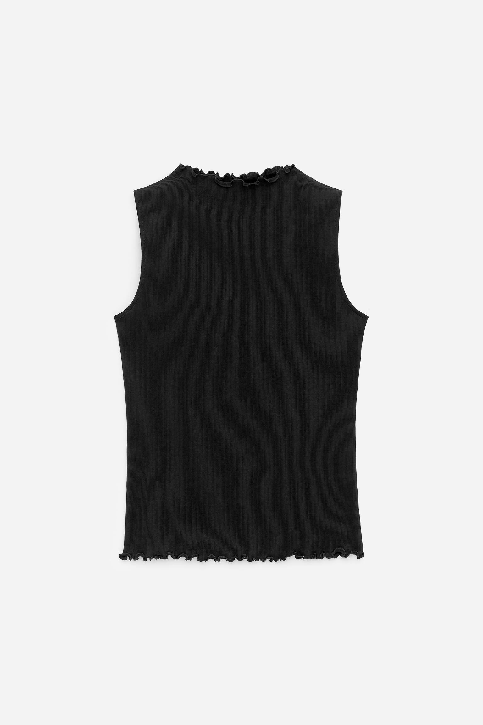 Ein schwarzes ärmelloses Oberteil wird von vorne präsentiert und zeigt eine Rippenstrickstruktur. Es ist mit einem Stehkragen entworfen und mit gewellten Kanten am Kragen und am unteren Saum versehen.