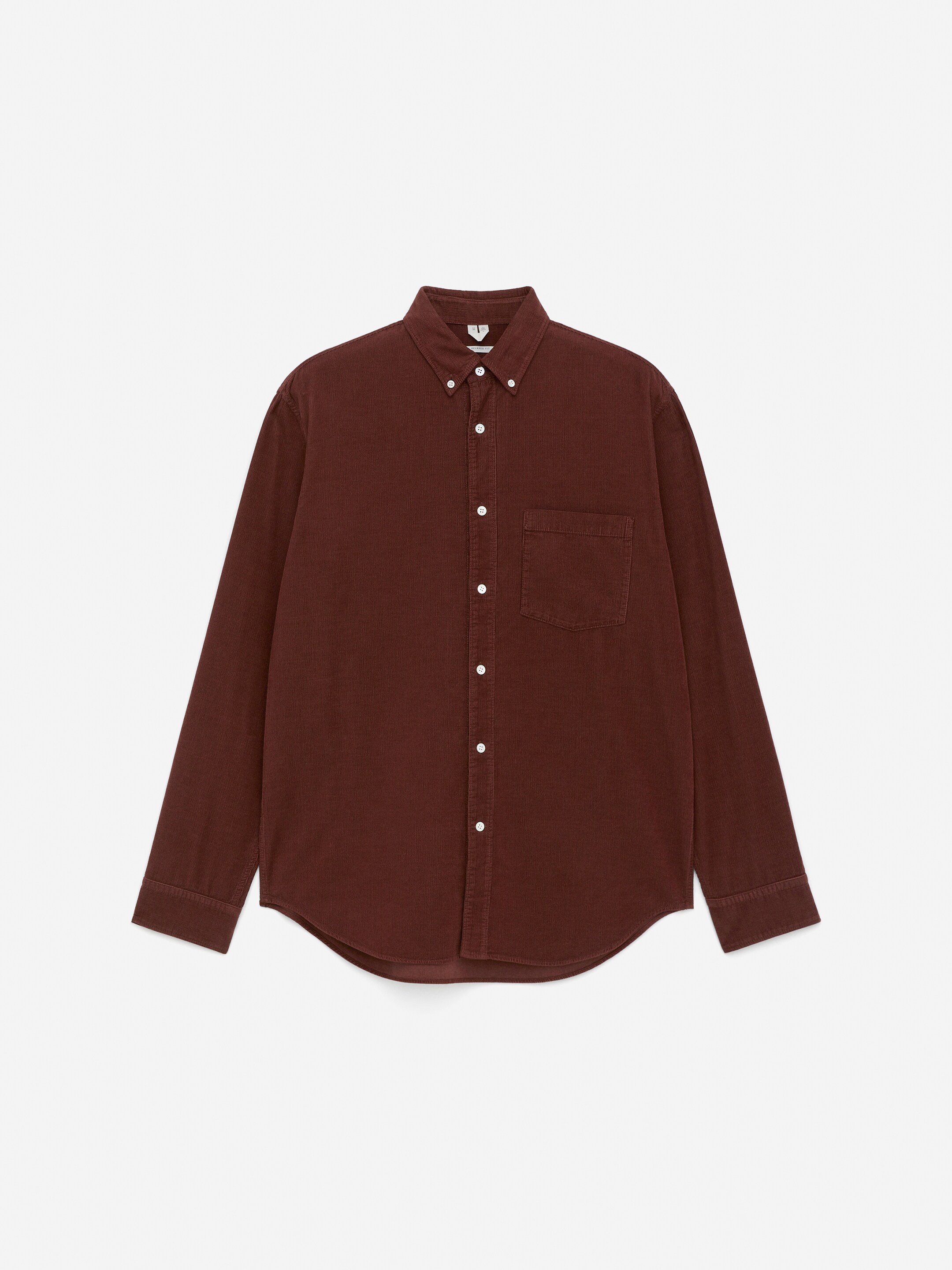 Größeres Bild anzeigen: Ein dunkelbraunes Hemd aus Feincord wird von vorne präsentiert, mit einer lockeren Passform, einem Button-Down-Kragen, einer einzelnen Brusttasche und einem abgerundeten Saum.