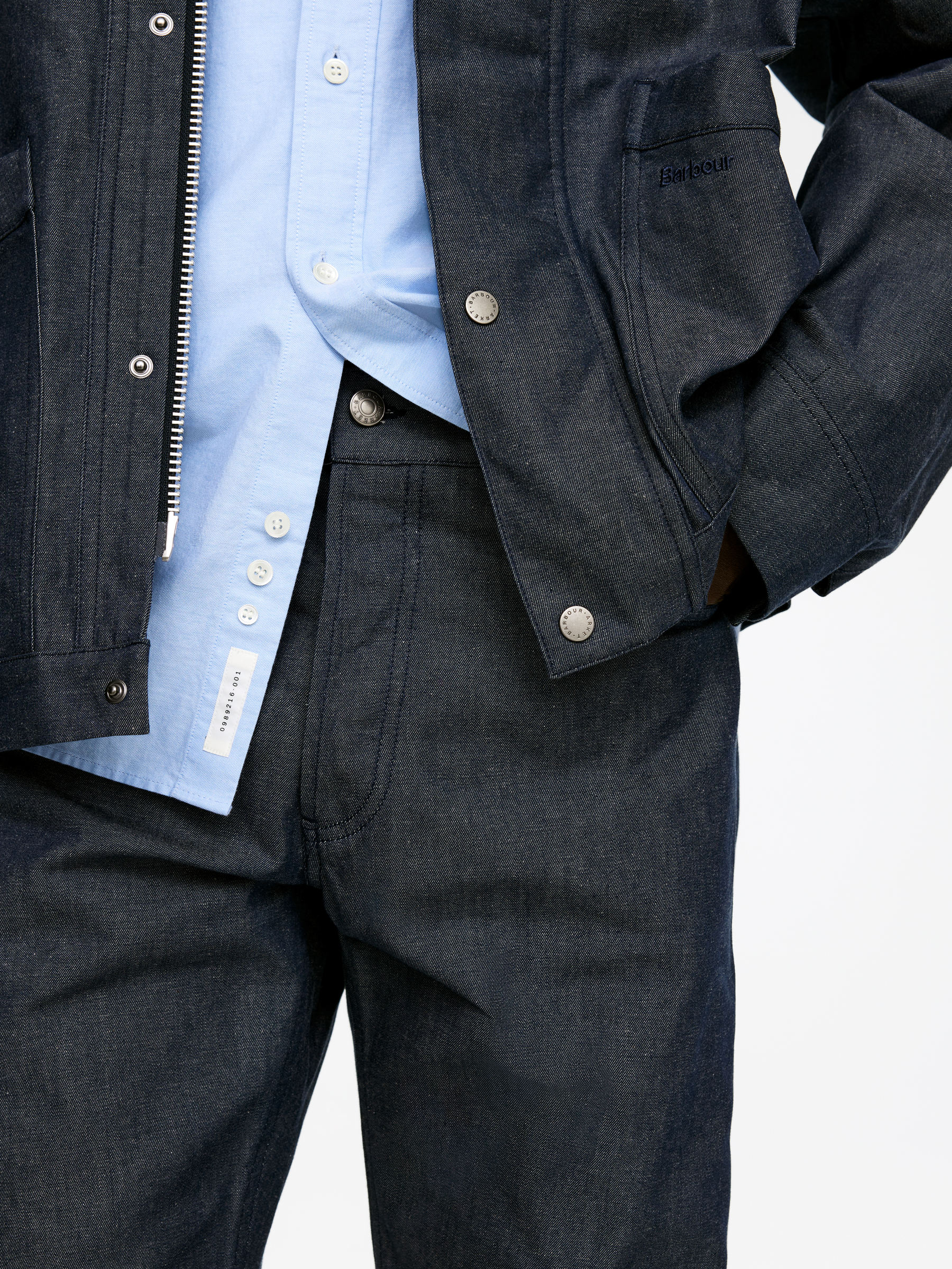 Jean droit ample ciré à sec ARKET et Barbour - Bleu - Loose fit - Homme - StillMedia/Lookbook - 7
