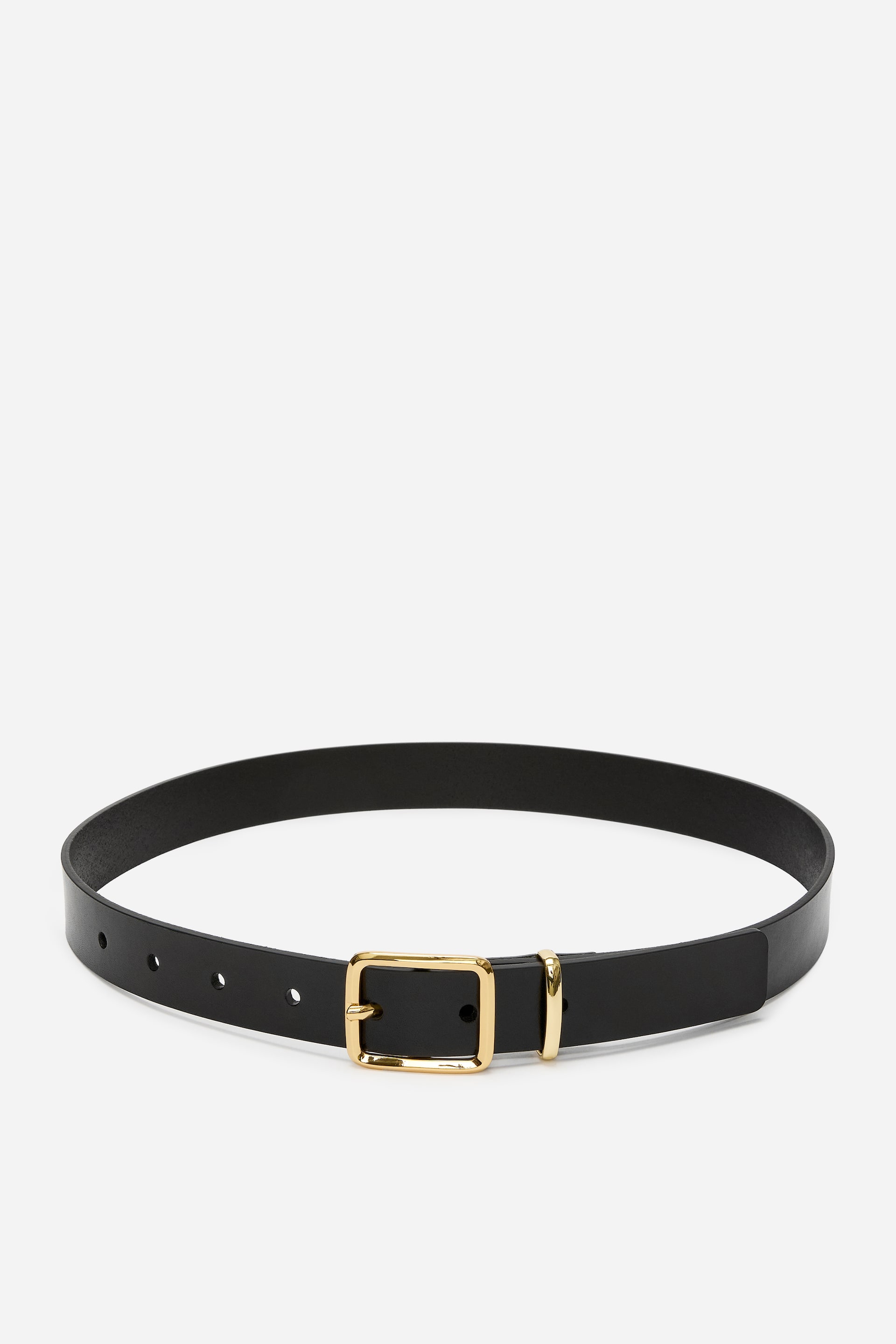 Zobacz większy obraz: Czarny skórzany pasek leży płasko, prezentując prostokątną klamrę w złotym odcieniu oraz pojedynczą pasującą szlufkę. Wzdłuż paska widoczne są liczne otwory do regulacji rozmiaru.