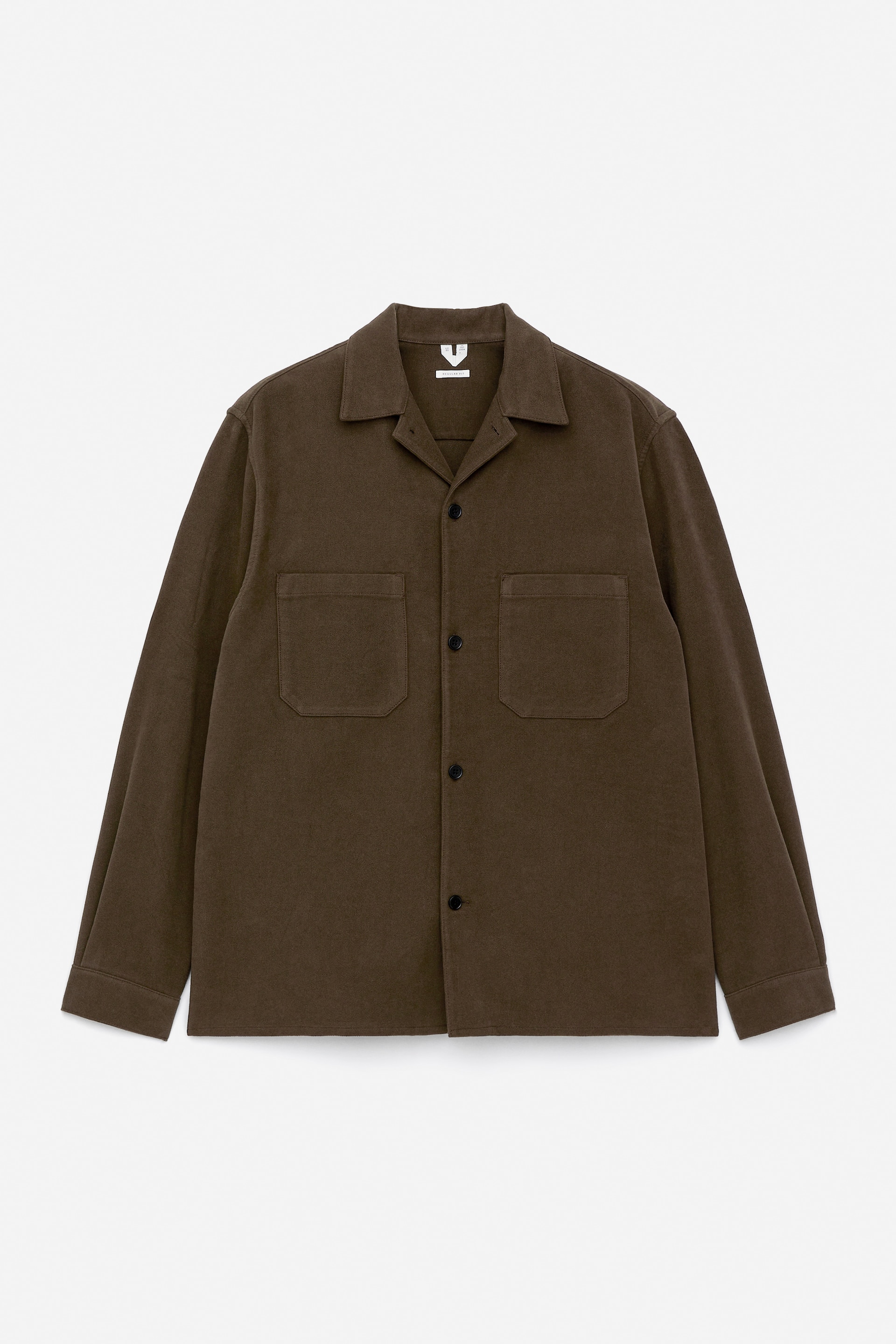 Ver imagen más grande: Una sobrecamisa marrón oscuro está de frente, con un cuello tipo campamento y dos grandes bolsillos de parche en el pecho. Está diseñada con un cierre frontal de botones utilizando botones negros y mangas largas que terminan en puños rectos.