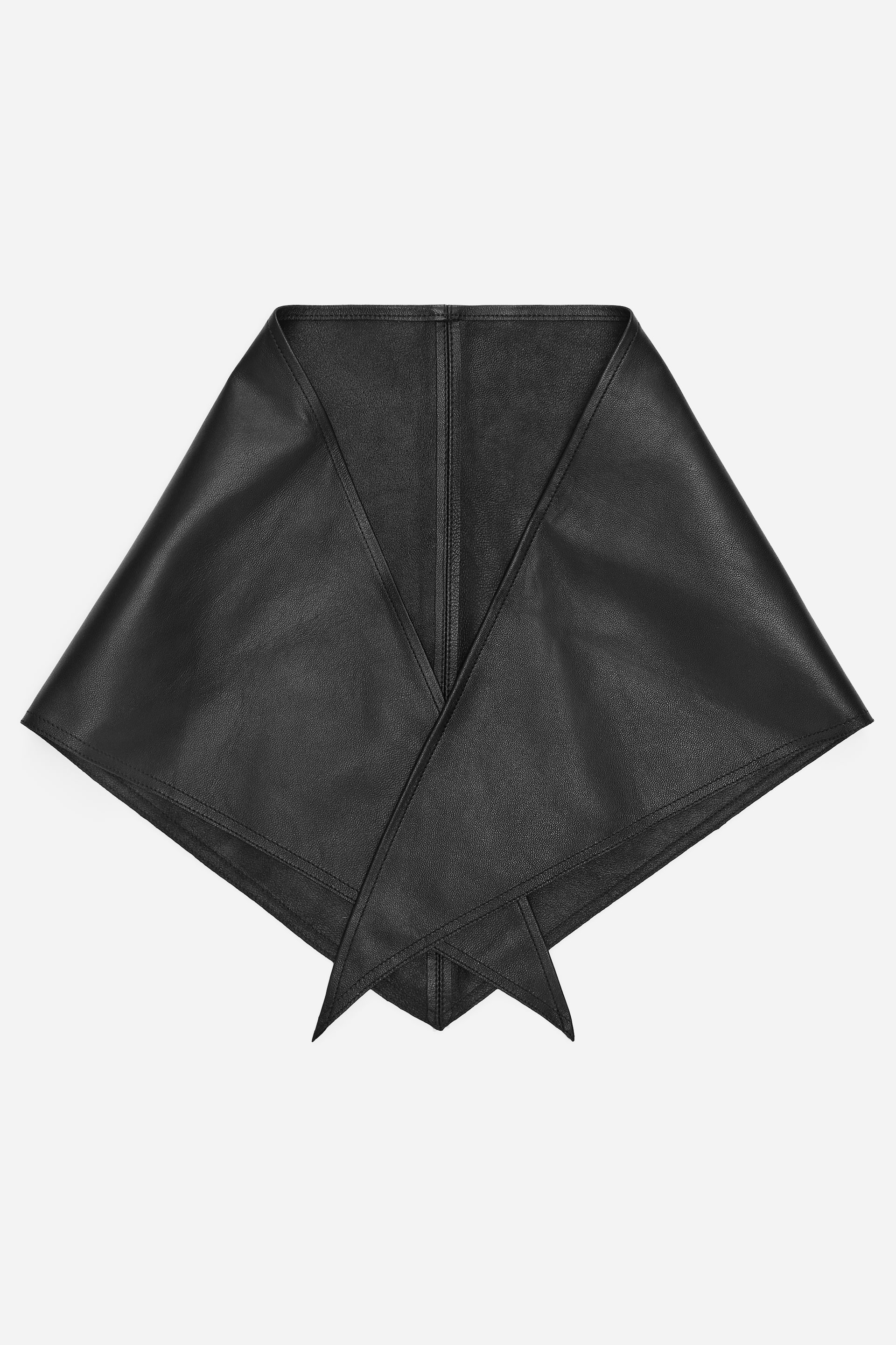 Visualizza immagine più grande: Una sciarpa in pelle nera è posata FRONTALE, piegata a forma triangolare. Linee di cucitura visibili corrono lungo il centro e in diagonale. Due estremità appuntite si incrociano nella parte inferiore.