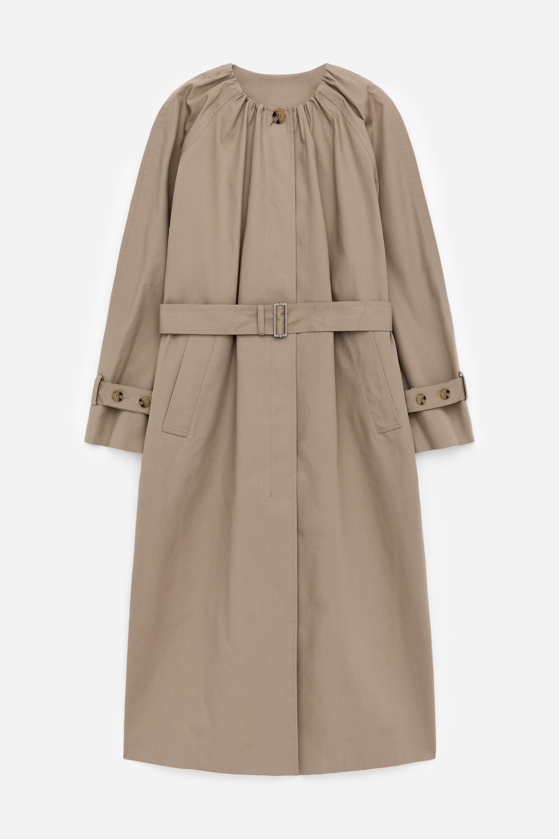 Größeres Bild anzeigen: Dieser kragenlose, beige Mantel präsentiert die VORDERSEITE und zeigt eine weiche Raffung am Hals mit einem einzelnen Knopfverschluss. Er verfügt über Raglanärmel mit verstellbaren Knopflaschen an den Bündchen, eine Taillierung mit rechteckiger Schnalle und zwei geräumige Leistentaschen.