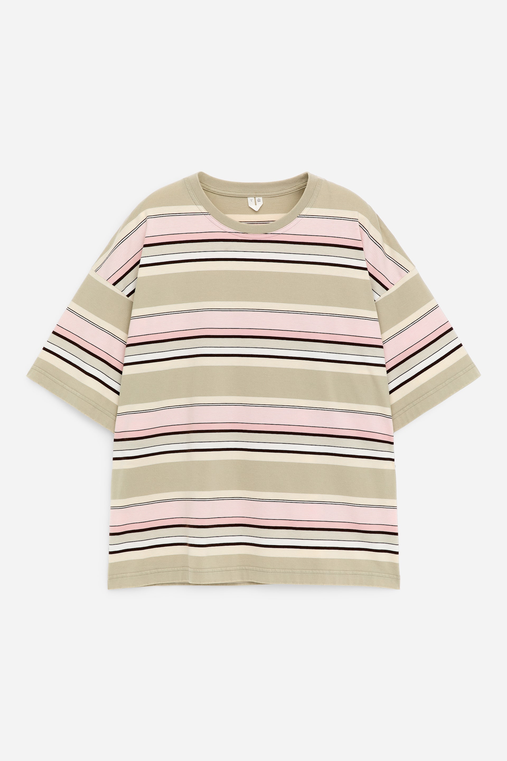 Visualizza l'immagine ingrandita: Una vista frontale di una T-shirt oversize presenta righe orizzontali in verde oliva chiaro, rosa, bianco sporco e nero. È progettata con un collo rotondo a coste, spalle cadenti e maniche corte leggermente più lunghe.