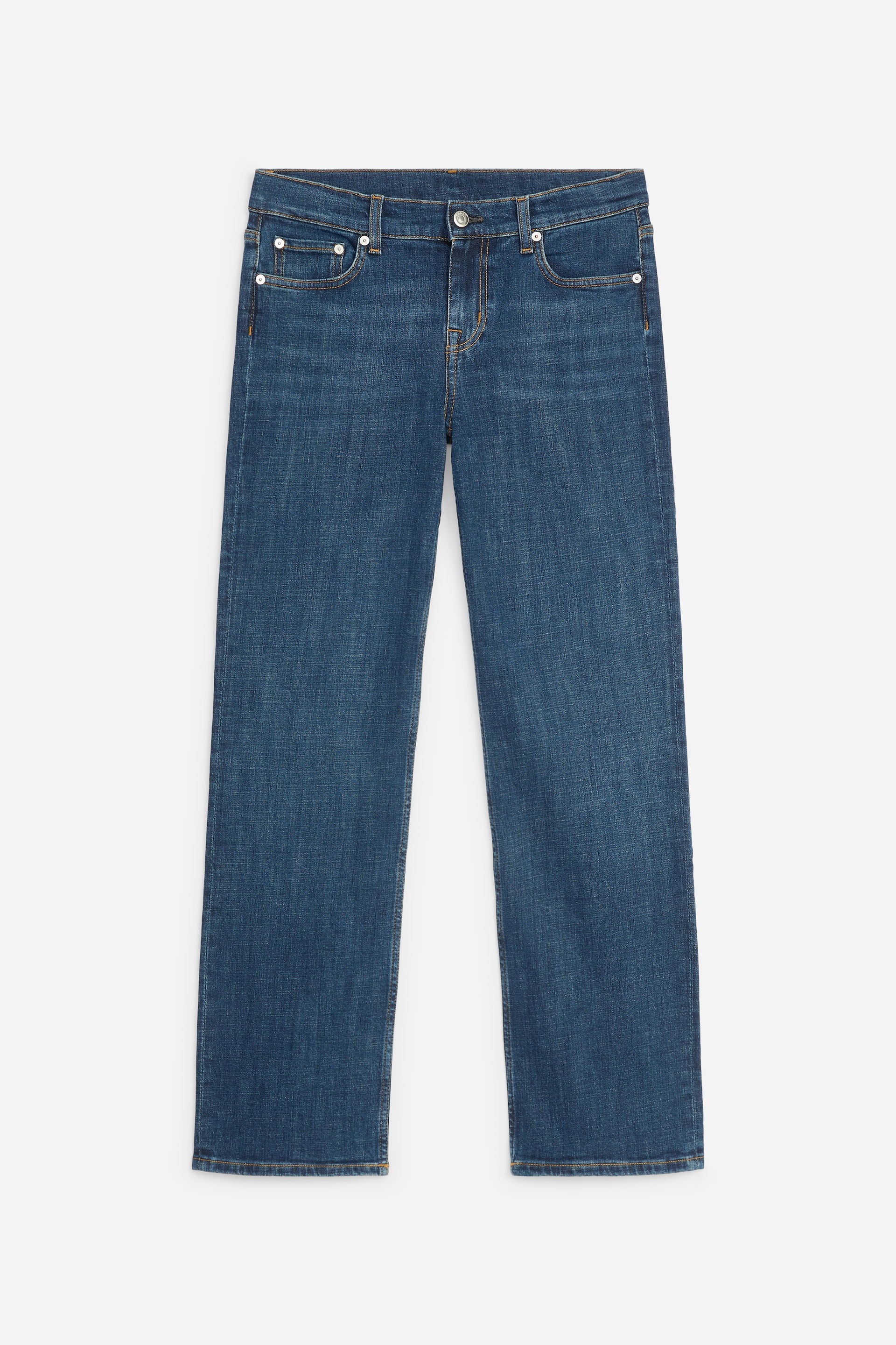 Agrandir l'image: Ce jean bleu est présenté de face, avec une taille basse, une coupe slim et des jambes droites. Le denim délavé moyen affiche le style classique à cinq poches, des surpiqûres contrastées et des rivets métalliques argentés.