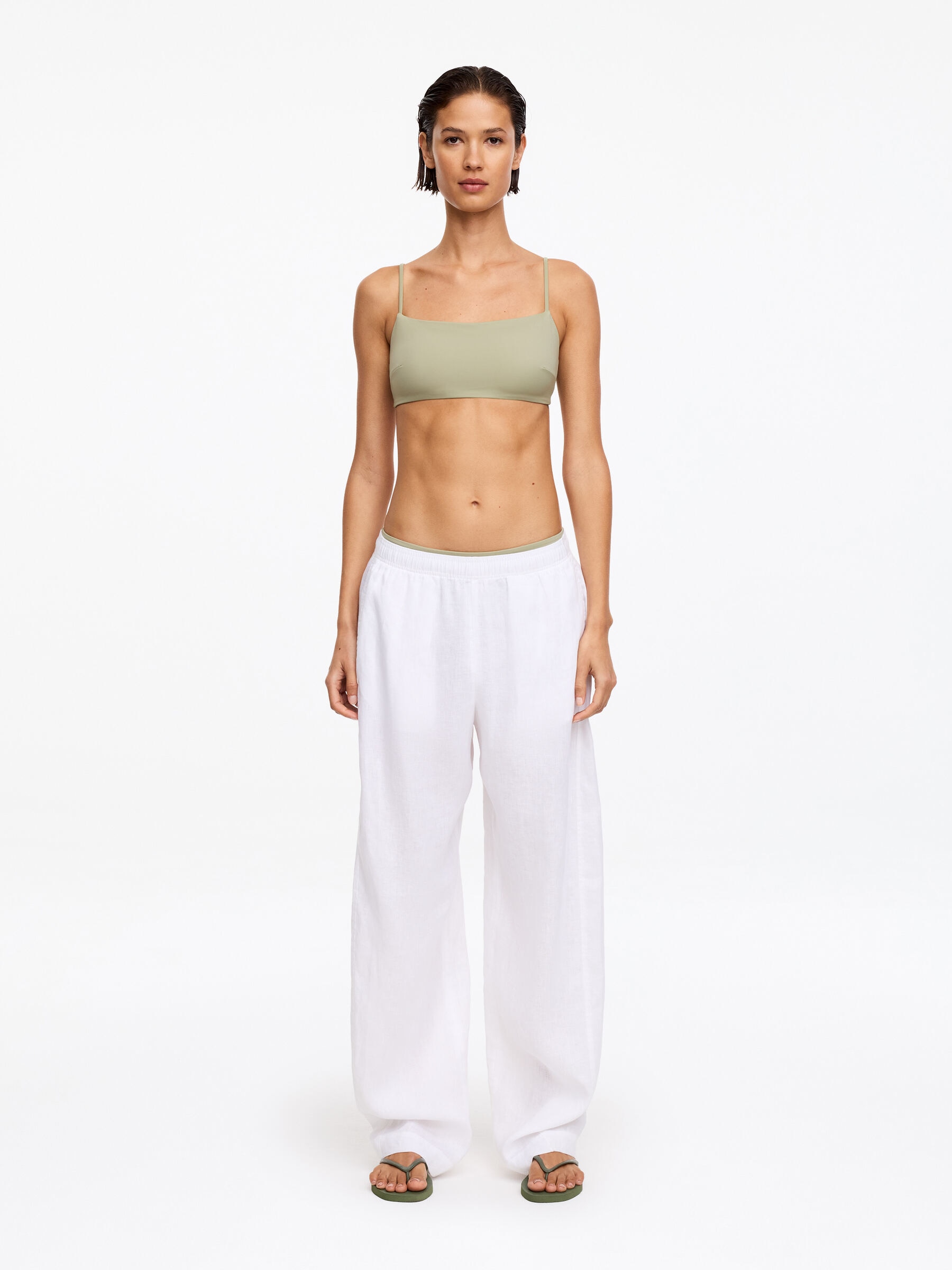 Sportliches Bikinioberteil - Dusty Beige - Women - StillMedia/Lookbook - 6