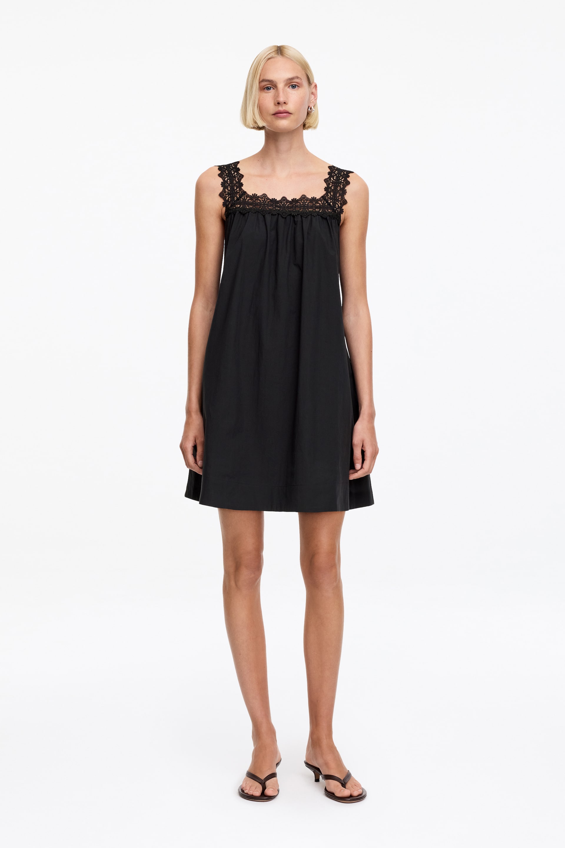 Grotere afbeelding bekijken: Katoenen jurk met kanten rand - Zwart - DAMES | H&M NL 1