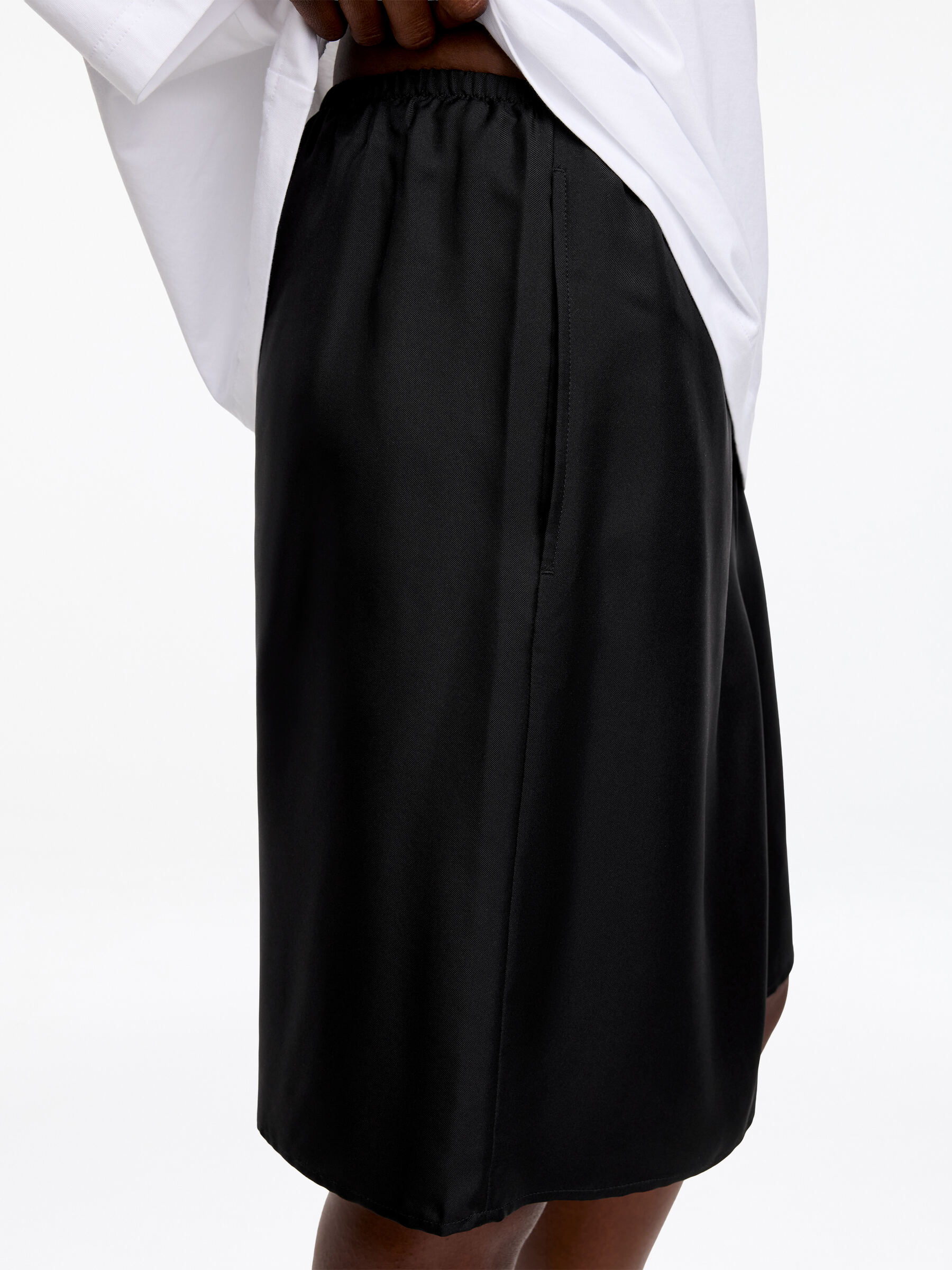 Silk Shorts - Black - Loose fit - Women - StillMedia/Lookbook - 5