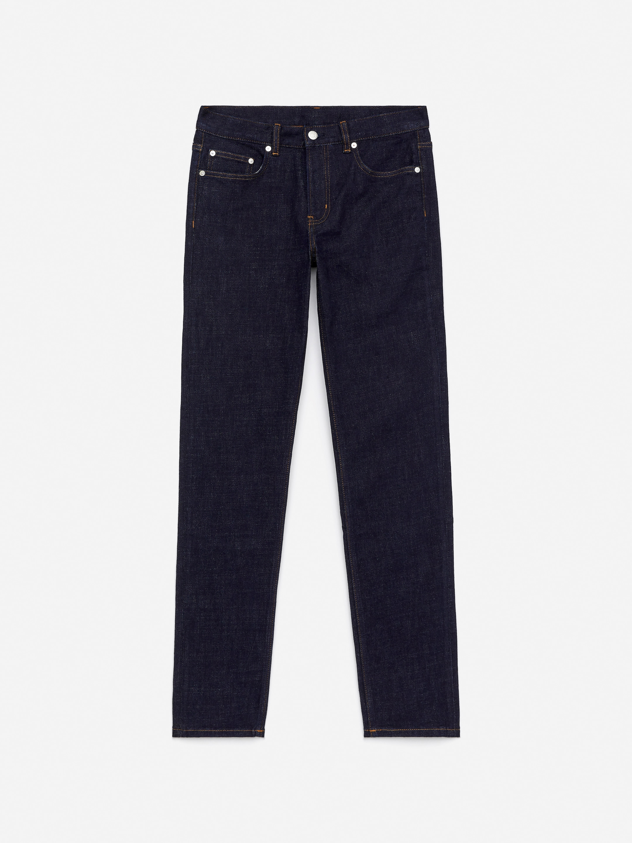 Größeres Bild anzeigen: Ein Paar dunkelblaue Denim-Jeans wird VORNE präsentiert, mit einer schmalen Passform und einem 5-Taschen-Design. Die Jeans sind mit kontrastierenden, hellbraunen Nähten, silberfarbenen Nieten an den Taschen und einem Reißverschluss mit silberfarbenem Knopfverschluss versehen.