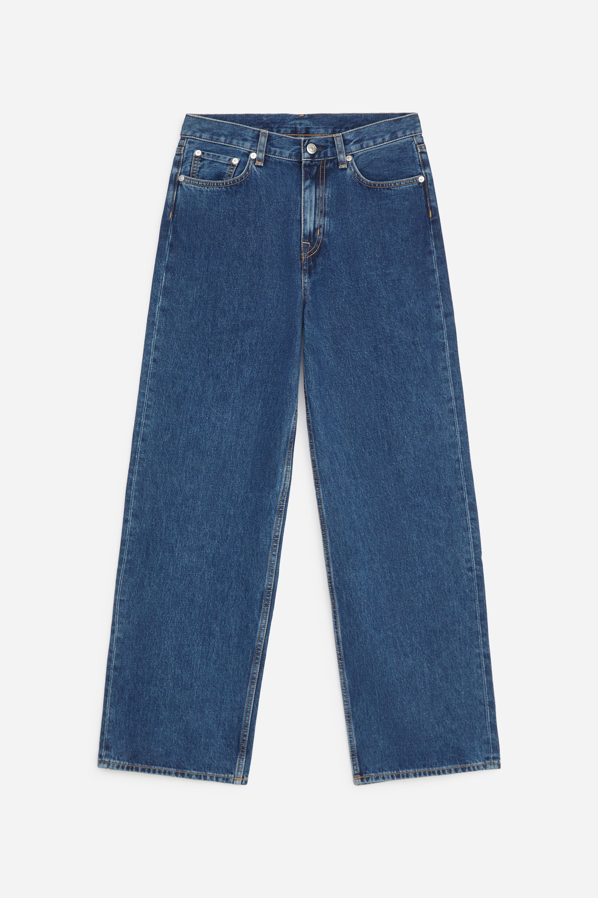 Visualizza l'immagine ingrandita: Un paio di jeans in denim blu è mostrato frontalmente, con vita alta, classico design a cinque tasche e una silhouette rilassata a gamba ampia. I jeans presentano cuciture a contrasto arancioni, passanti per cintura e una chiusura centrale con bottone in vita.