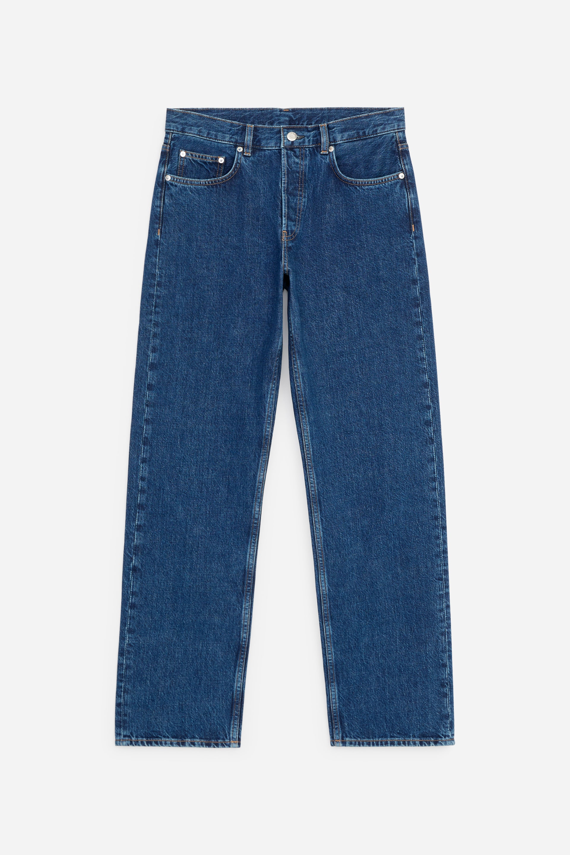 Agrandir l'image: Le jean OCEAN est présenté de face, dans un délavage bleu moyen avec des jambes droites sur toute la longueur et une taille mi-haute. Il affiche un style classique à cinq poches, des passants de ceinture et une ceinture fermée par bouton avec des surpiqûres contrastantes.
