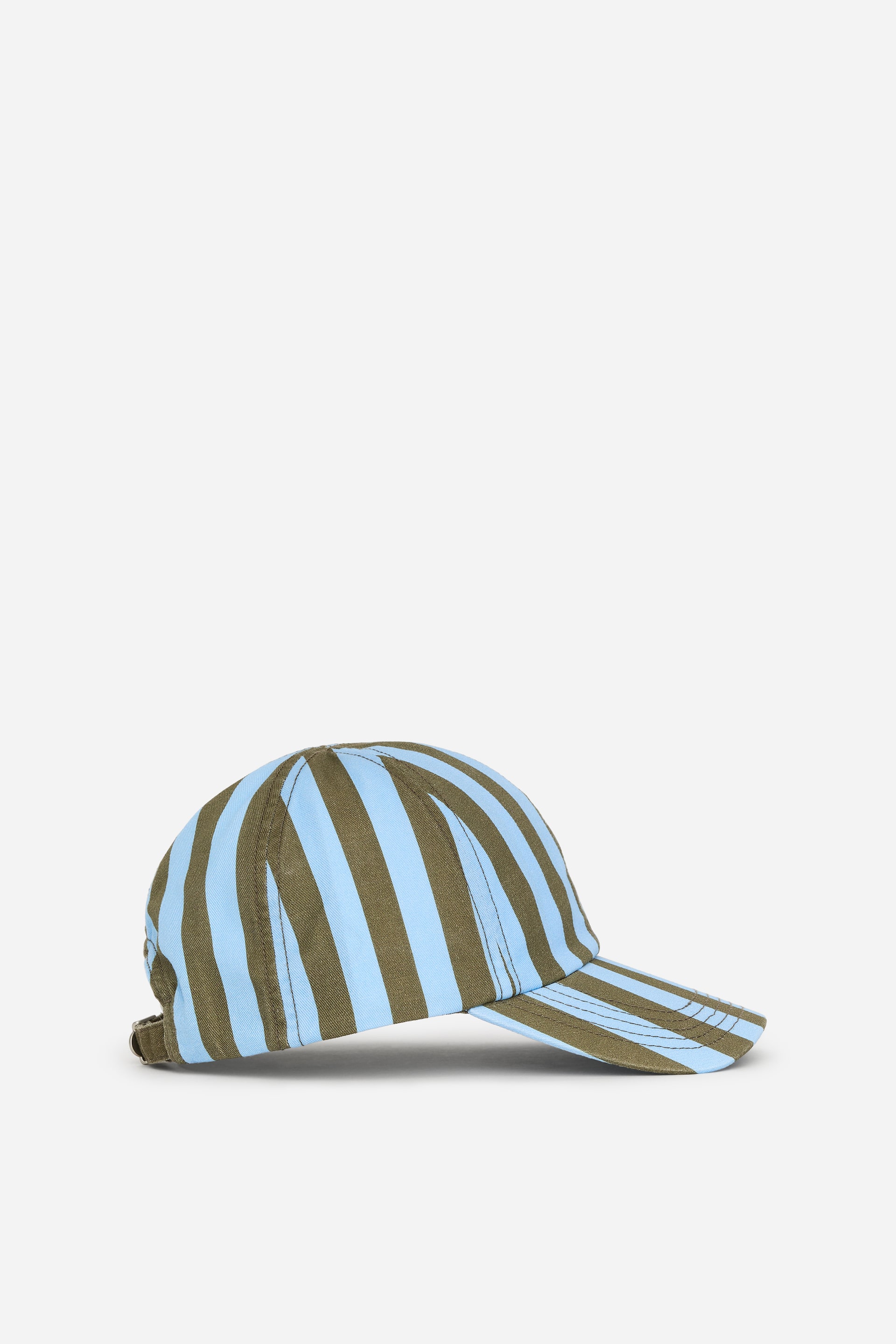 Visualizza l'immagine ingrandita: Un berretto da baseball è presentato di profilo, caratterizzato da una visiera curva e strisce verticali in azzurro chiaro e verde oliva. È realizzato in morbido twill di cotone ed è progettato con un cinturino regolabile e una fibbia in metallo sul retro.