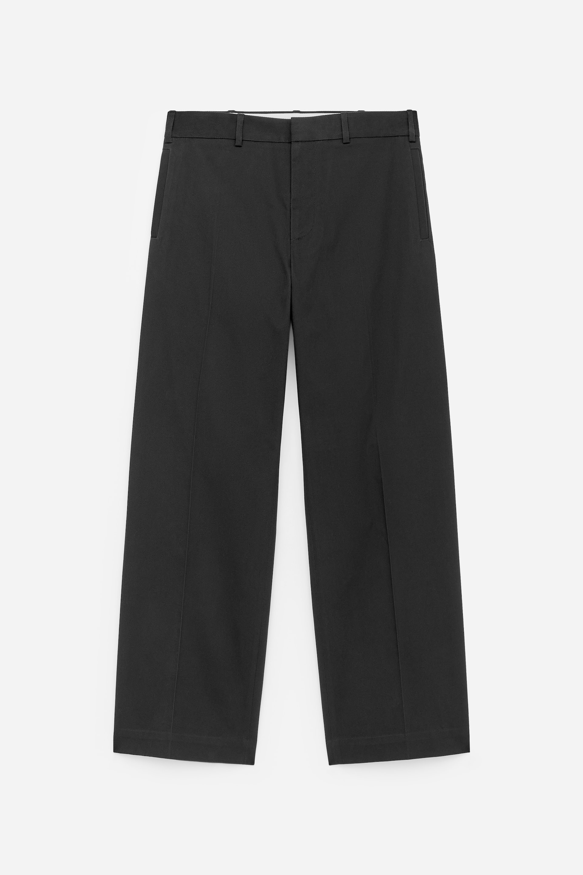 Ver imagen más grande: Pantalones negros se muestran de FRENTE, con una cintura plana con trabillas para cinturón y bolsillos en las costuras laterales. Están diseñados con un corte de pierna ancha, mostrando pliegues verticales prensados en la parte delantera de cada pierna, y terminan con dobladillos rectos, no ajustados.