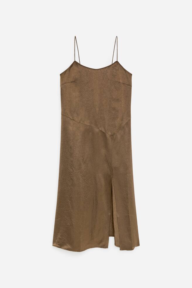 Bronzovo tónovaný slip dress je zobrazený spredu, má tenké špagetové ramienka, jemný výstrih do V a zvlnenú, trblietavú textúru. Šaty v midi dĺžke majú bočný rozparok pri leme. - 1