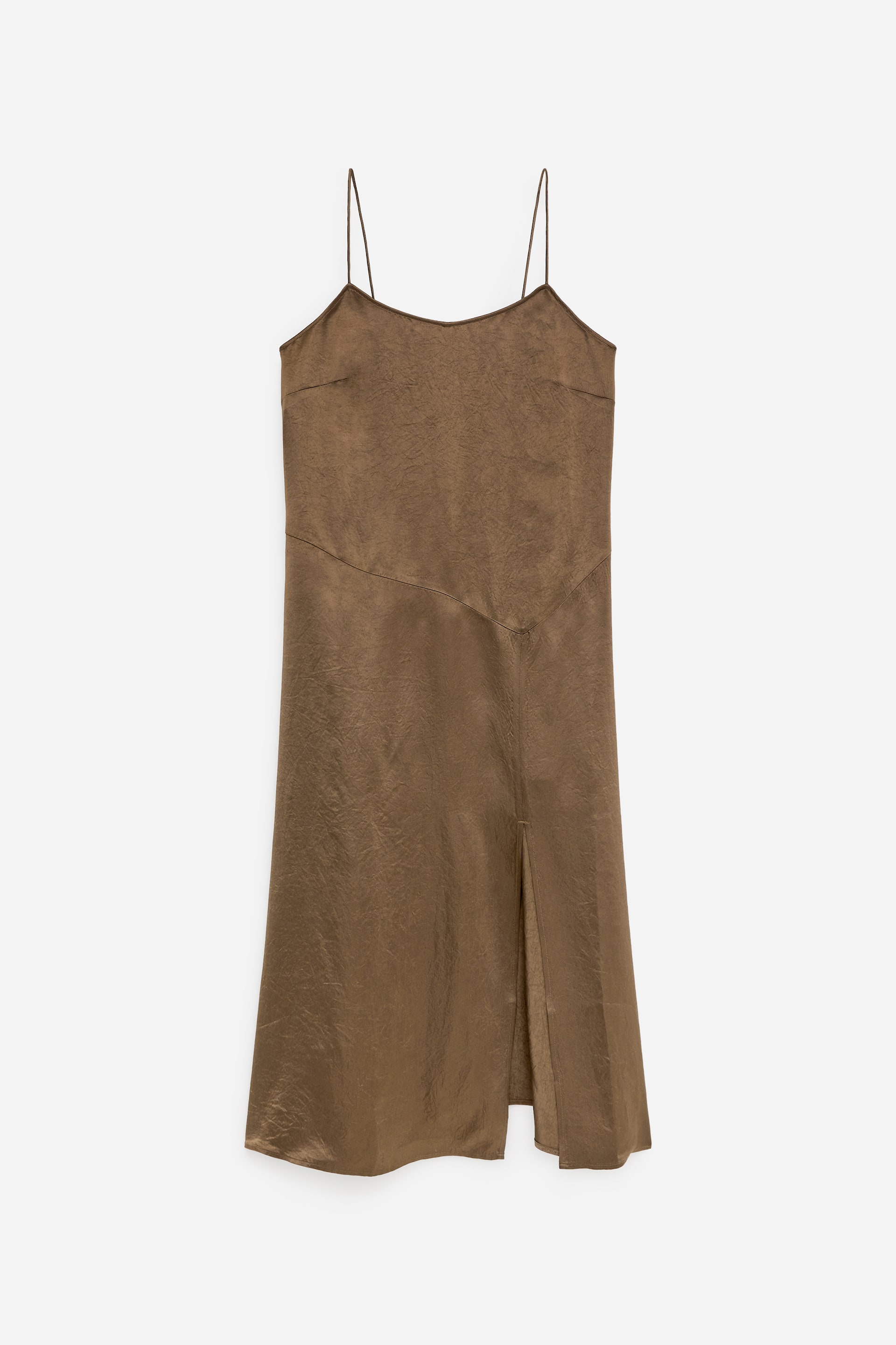 Agrandir l'image: Une robe nuisette couleur bronze est présentée de face, dotée de fines bretelles spaghetti, d'un léger décolleté en V et d'une texture froissée et scintillante. La robe longueur midi comporte une fente latérale à l'ourlet.
