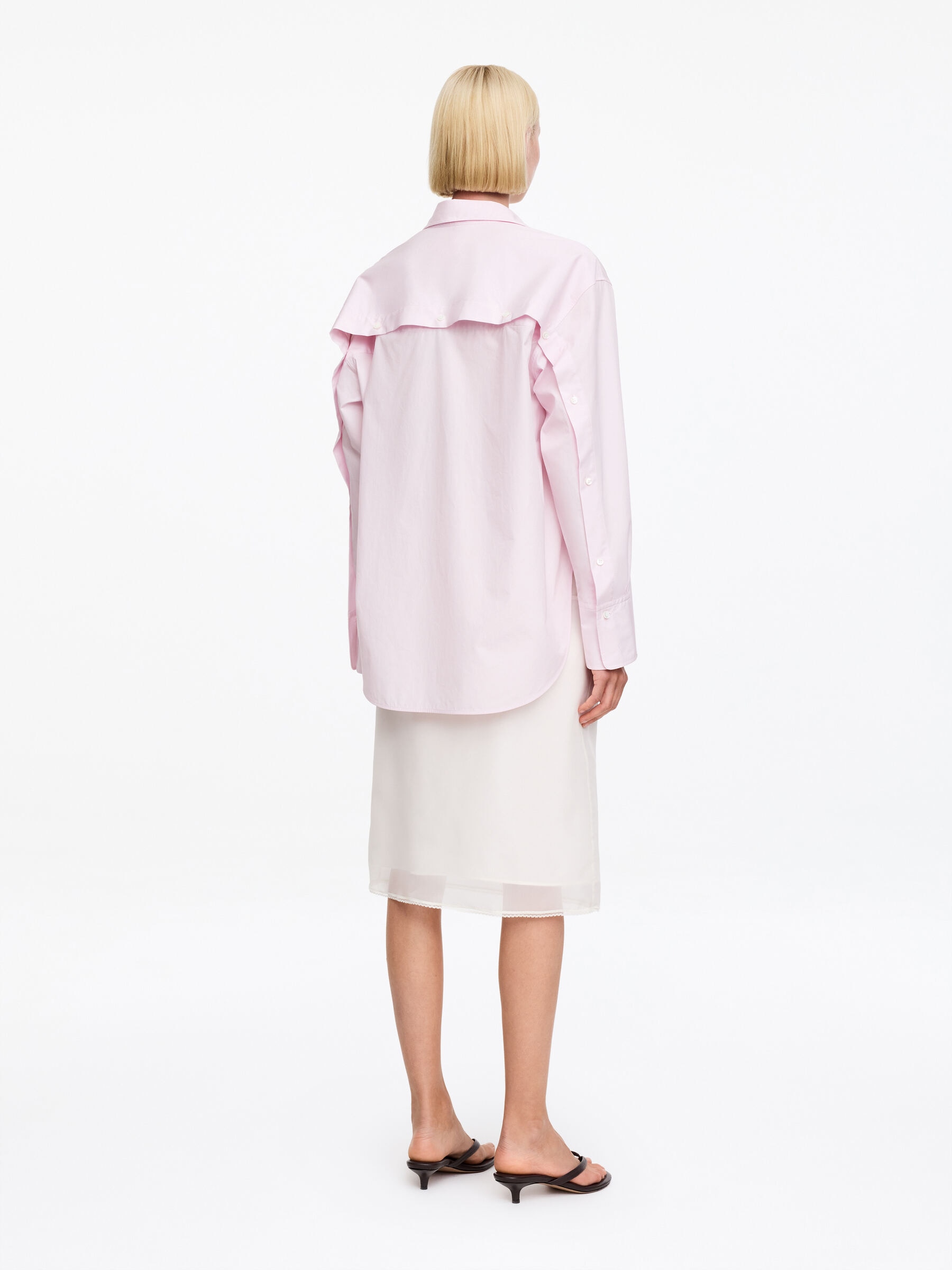 ARKET and Laila Gohar | Skjorta i bomullspoplin - Ljusrosa - Loose fit - Women - StillMedia/Lookbook - 7