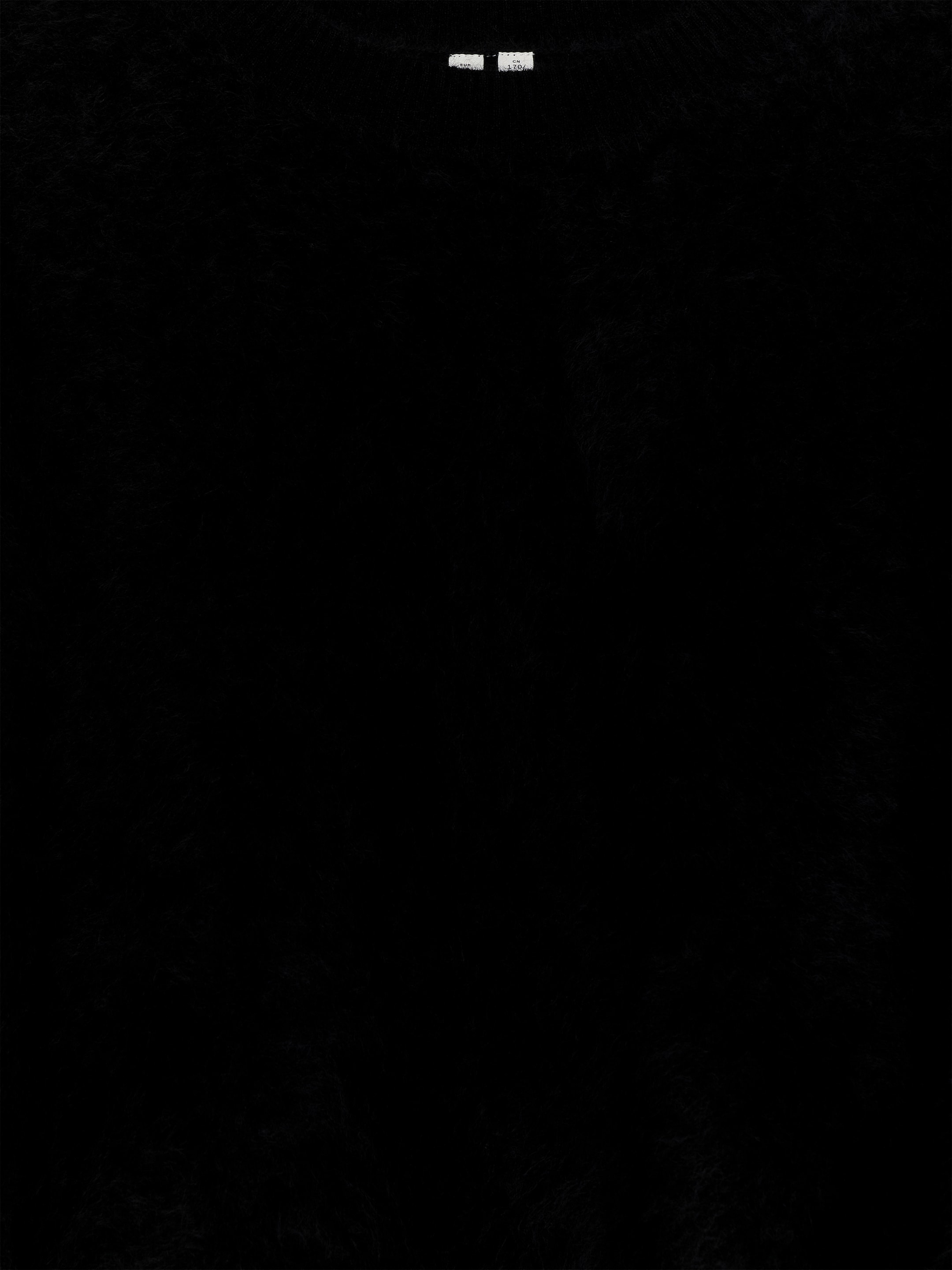 Agrandir l'image: Un pull en cachemire brossé pur arbore une couleur noir profond, avec une texture douce et brossée qui est subtilement visible.