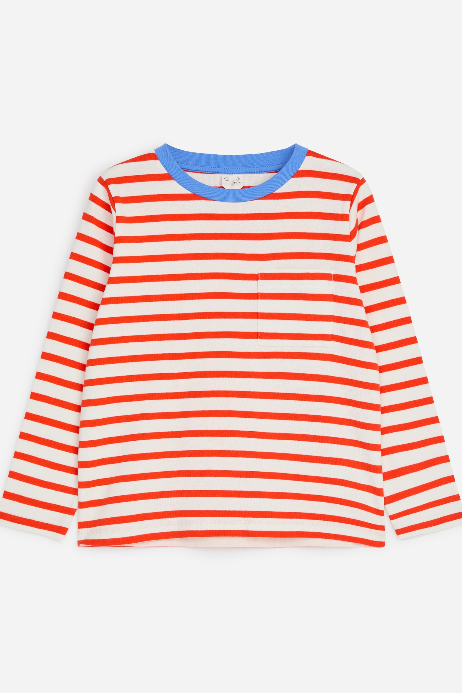 Un T-shirt à manches longues, coupe regular, est présenté de face, avec des rayures horizontales rouges et blanches et un col rond bleu contrastant. Une seule poche poitrine, assortie au motif rayé, se trouve sur le côté gauche.