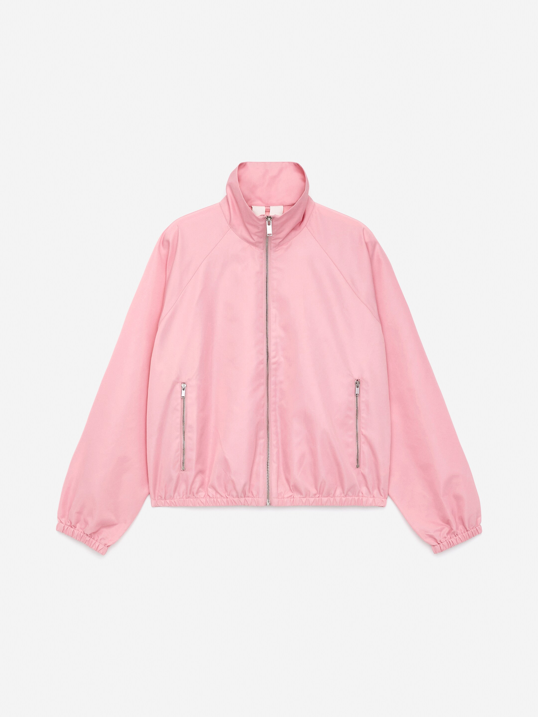 Se større billede: En sporty pink nylonjakke præsenteres frontalt, med en fuld længde metal lynlås ned langs midten og to lodrette metal lynlåslommer på den nederste front. Den er designet med en opretstående krave, og elastiske manchetter og bundkant.