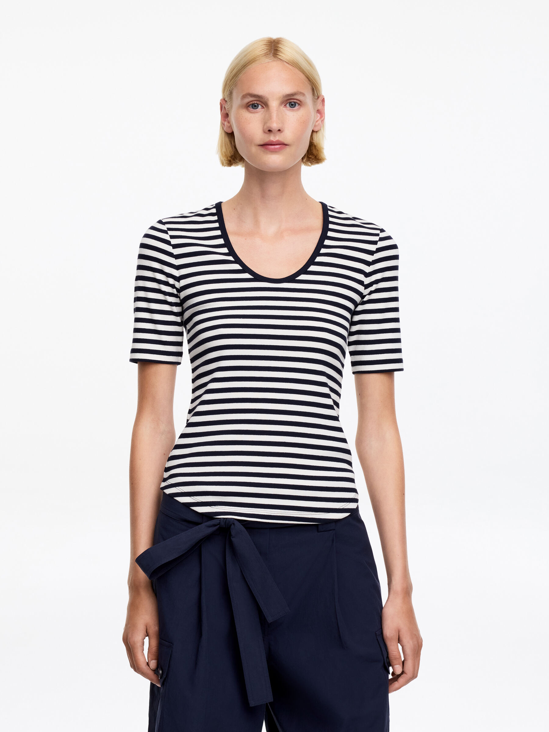 Prążkowany T-shirt - Ciemnoniebieski/Biały - Wąski fason - Women - StillMedia/Lookbook - 10
