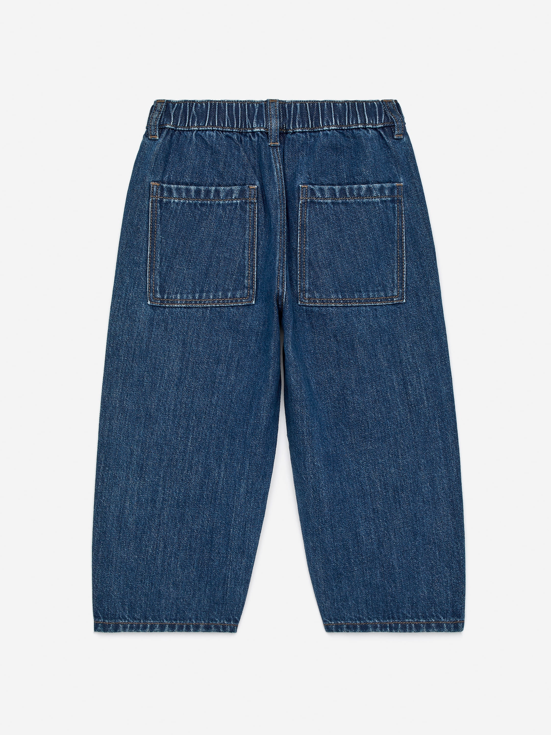 Ver imagen más grande: Los pantalones presentan su parte trasera, con un tejido de denim azul lavado. Están diseñados con una cintura elástica fruncida y dos grandes bolsillos de parche rectangulares en la parte trasera.