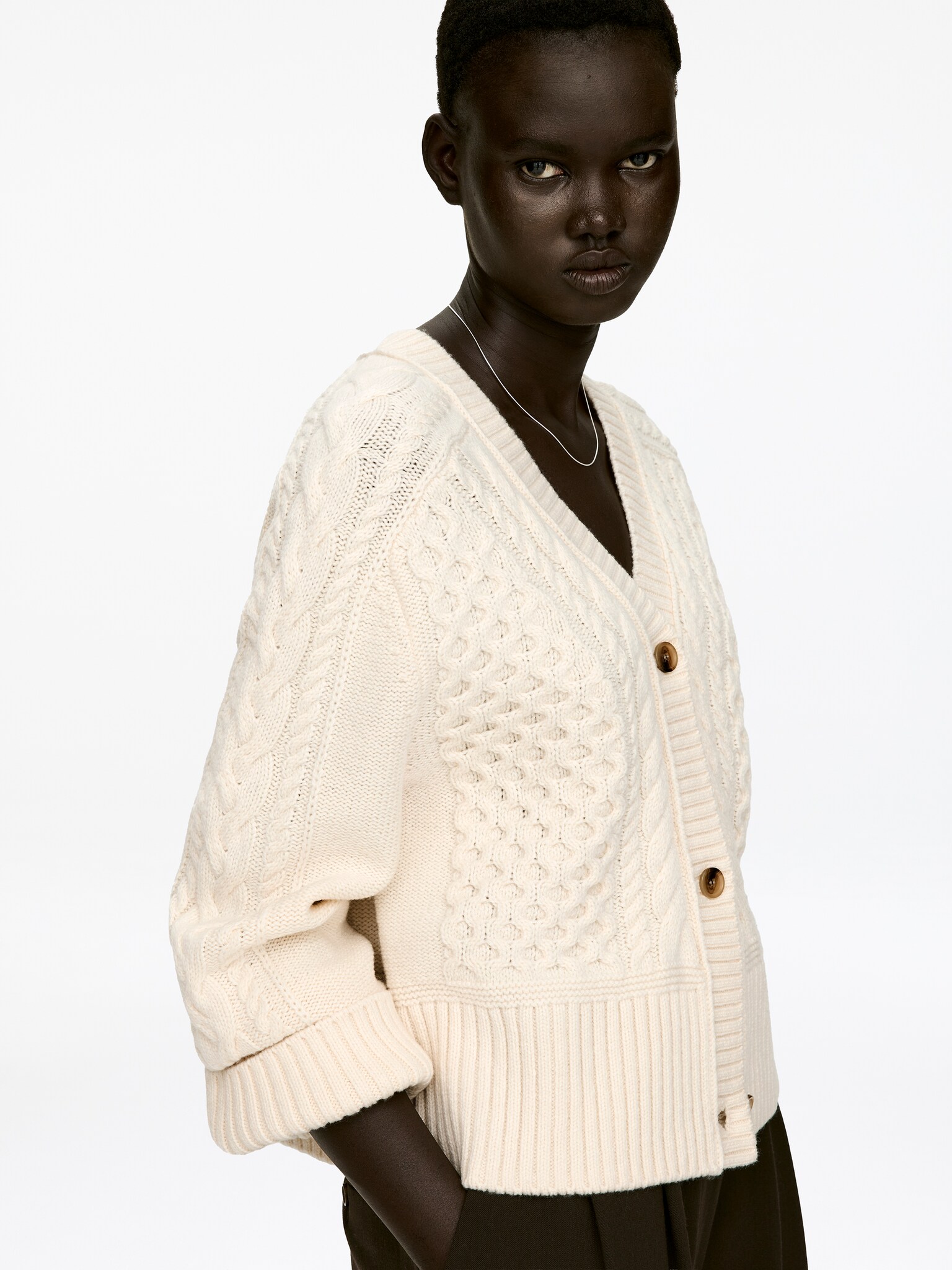 Cardigan en maille de laine torsadée - Blanc cassé/Bleu foncé - 4