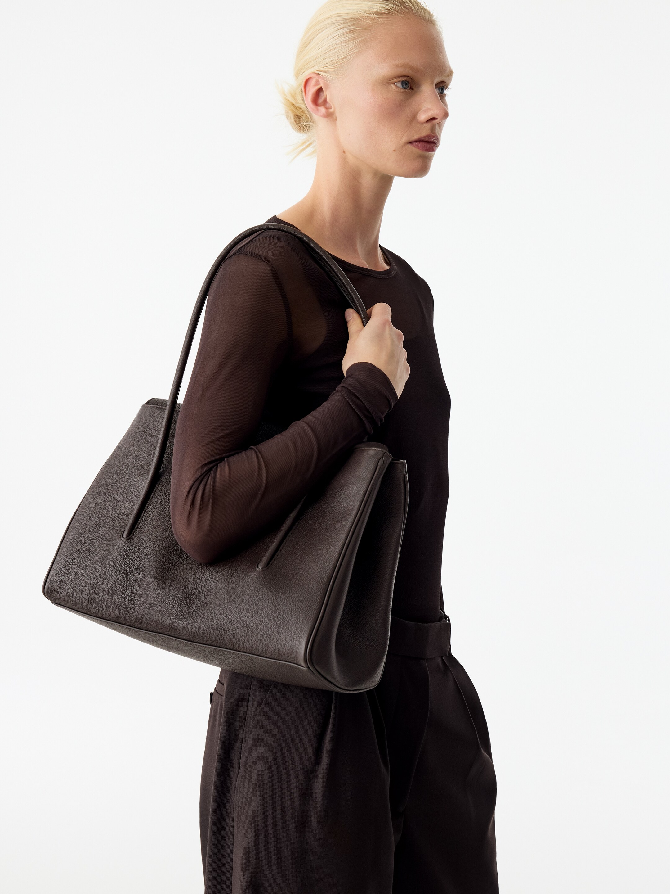 Schultertasche aus Leder mit Umschlagklappe - Braun - women - StillMedia/Lookbook - 12