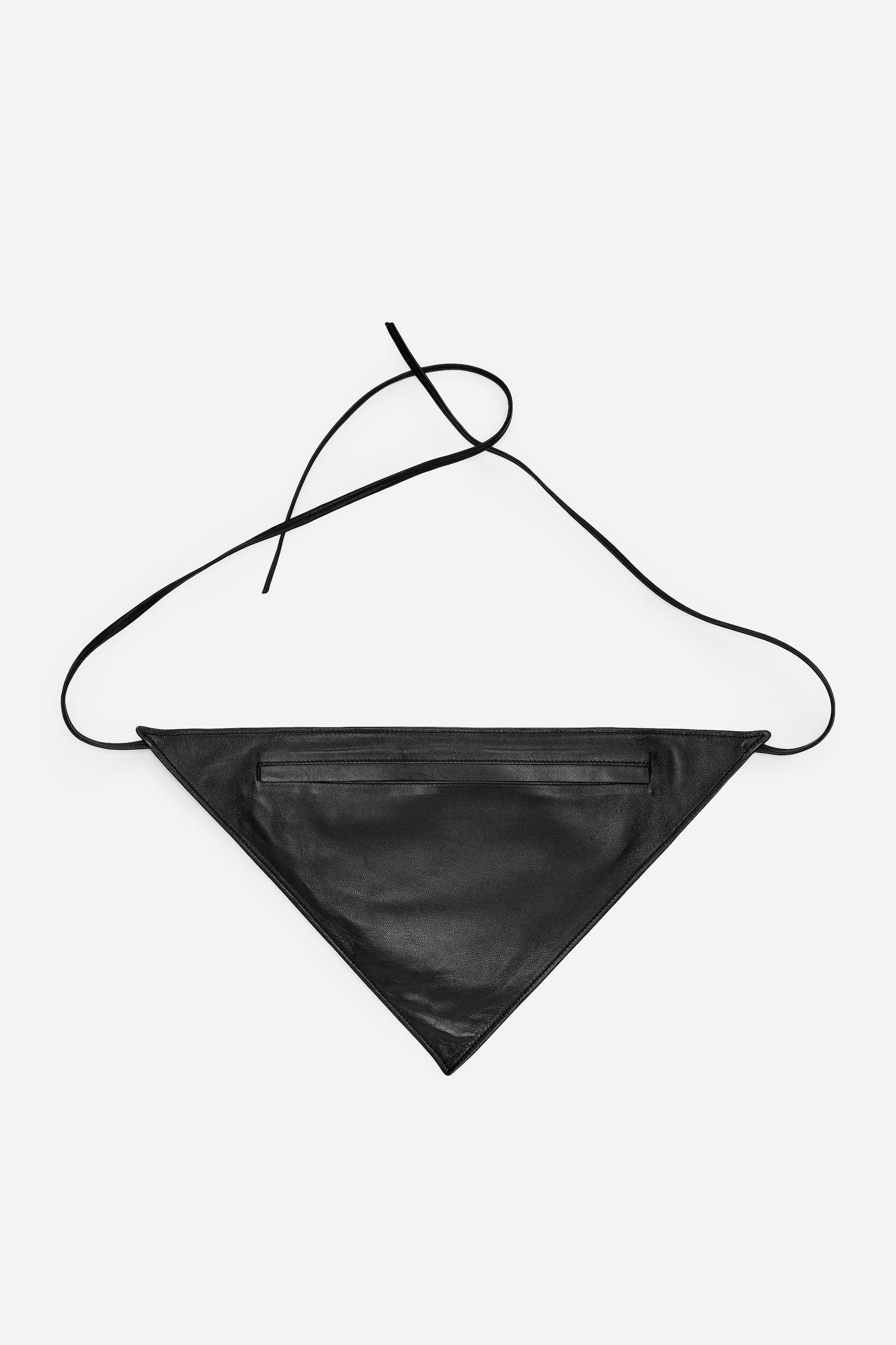 Ver imagem maior: Um artigo de couro preto e triangular está a exibir o seu lado FRONTAL, apresentando um bolso horizontal com abertura ao longo da borda superior. Uma alça fina preta estende-se dos dois cantos superiores, formando um laço solto.