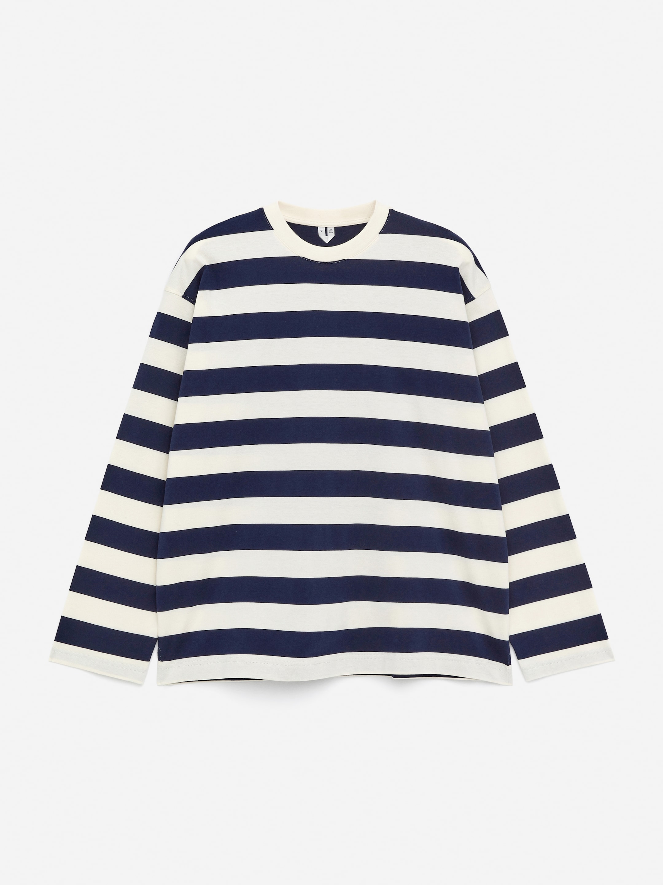Visualizza immagine più grande: Una maglietta a maniche lunghe mostra la sua parte anteriore, caratterizzata da strisce orizzontali blu navy e bianco sporco. È progettata con un girocollo bianco sporco e maniche lunghe, presentando una vestibilità rilassata.