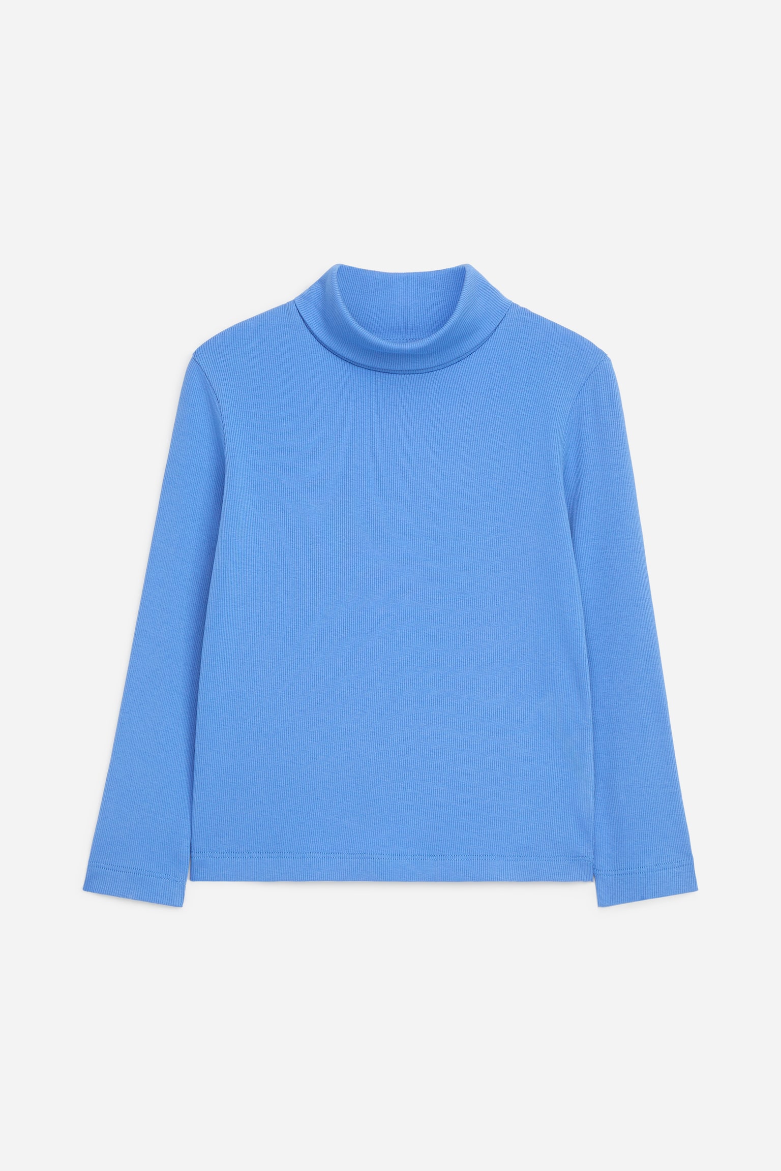 Un top bleu deschis cu mÃ¢necÄ lungÄ Èi guler Ã®nalt este prezentat din faÈÄ, evidenÈiind o texturÄ finÄ de jersey ribat Èi o croialÄ regular fit. Topul are un guler Ã®nalt pliat, mÃ¢neci lungi Èi tiv drept.