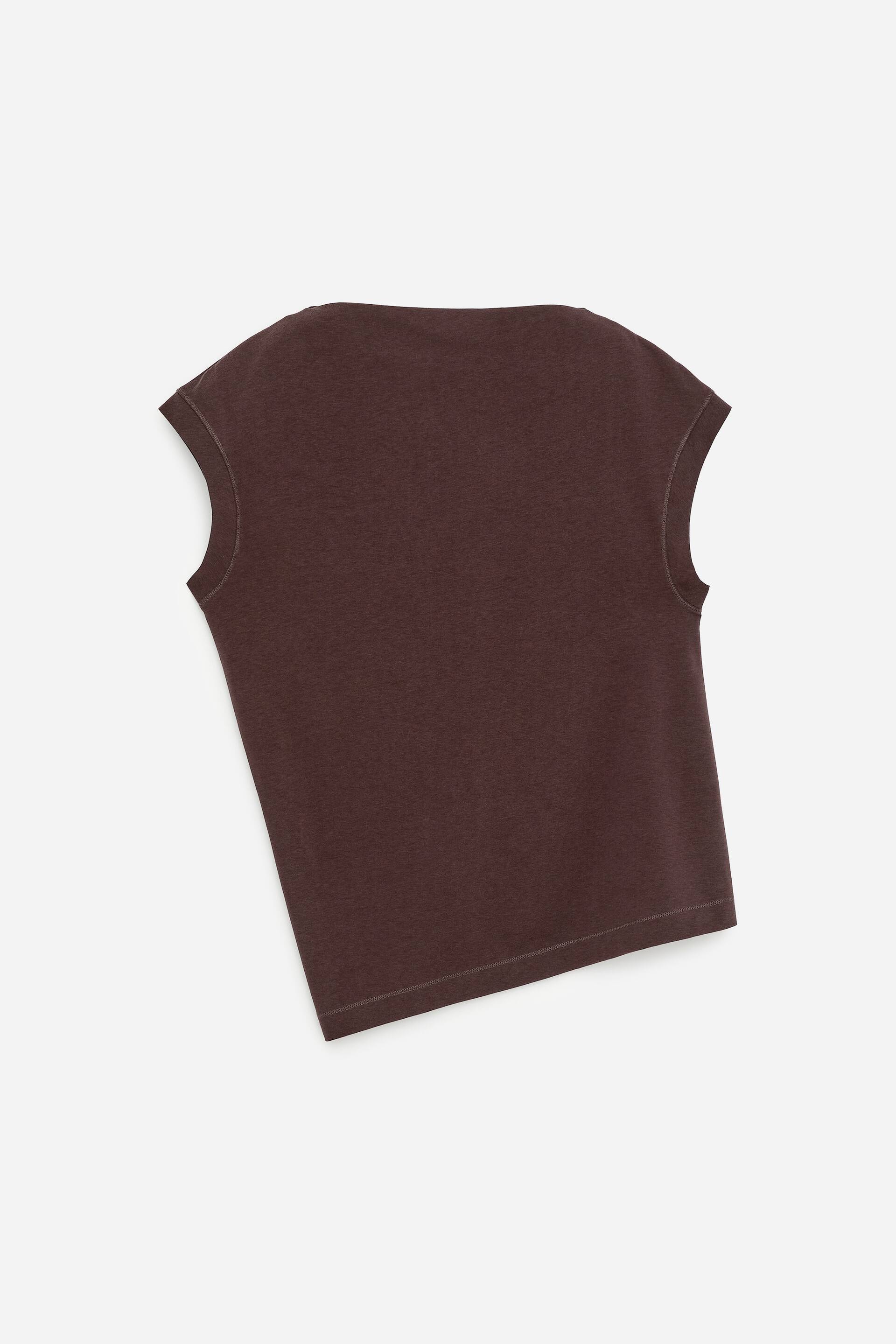 Visa större bild: En mörkbrun ärmlös topp ligger platt och visar sin framsida. Den har en bred, mjukt rundad halsringning och färdiga ärmhål. Den nedre fållen är också avslutad med synliga sömmar.