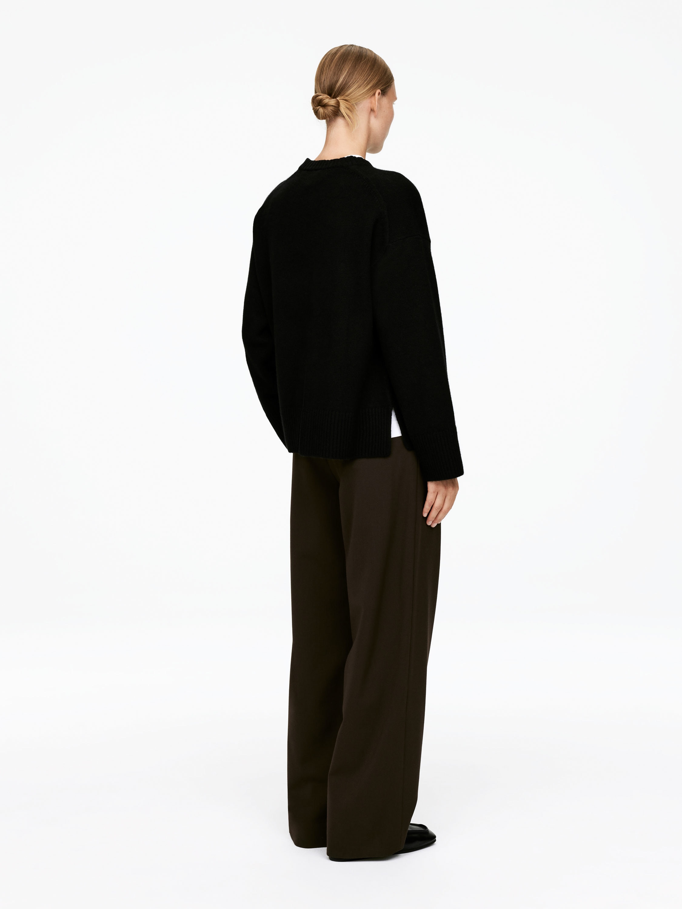 Oversized Pure Cashmere Jumper​ - Black - Relaxed fit - Women - StillMedia/Lookbook - 3