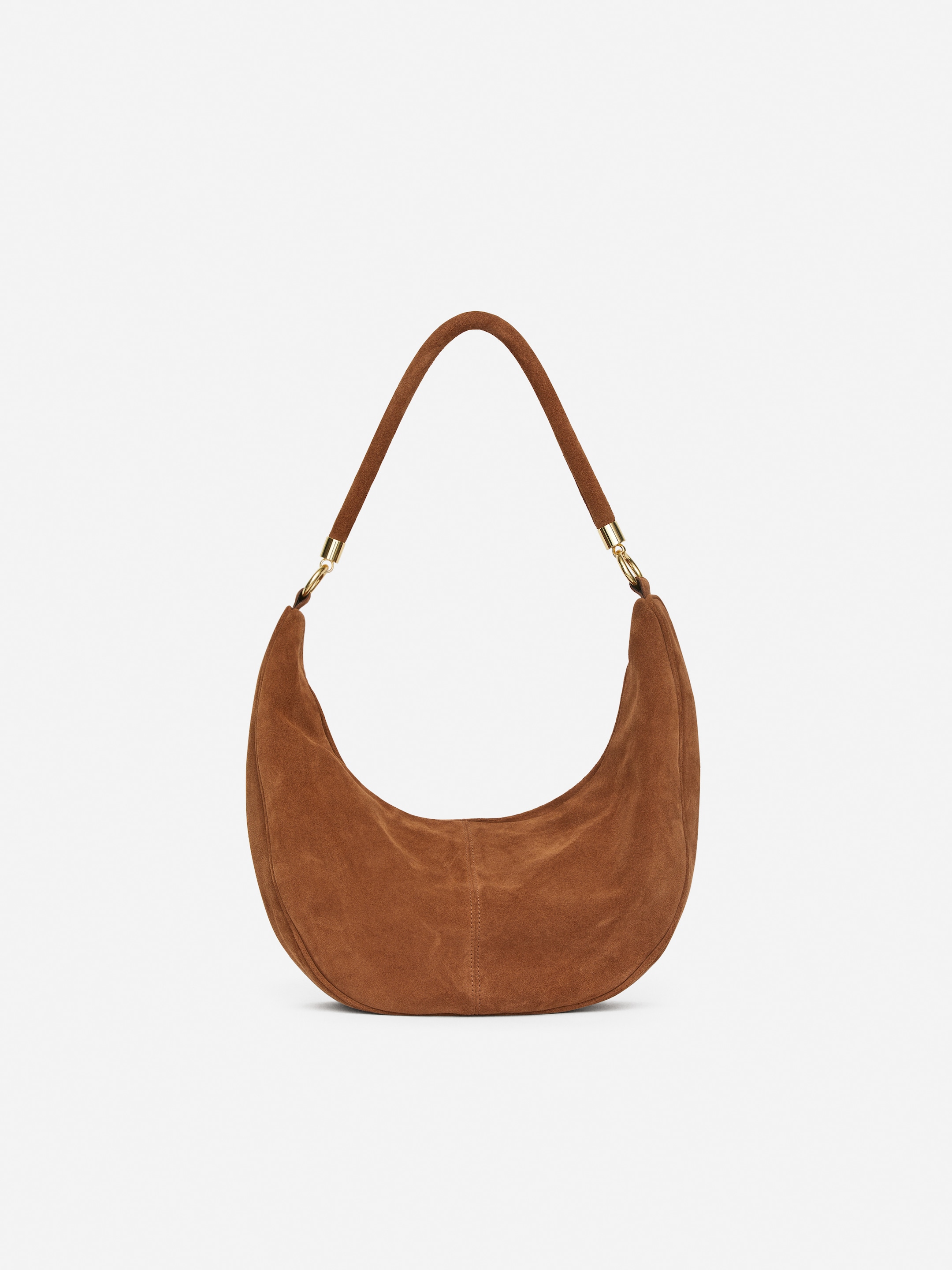 Grösseres Bild ansehen: Eine braune Wildleder-Schultertasche wird von vorne präsentiert. Sie ist halbmondförmig und verfügt über einen einzelnen Wildleder-Schulterriemen, der mit goldfarbenen Beschlägen akzentuiert ist.