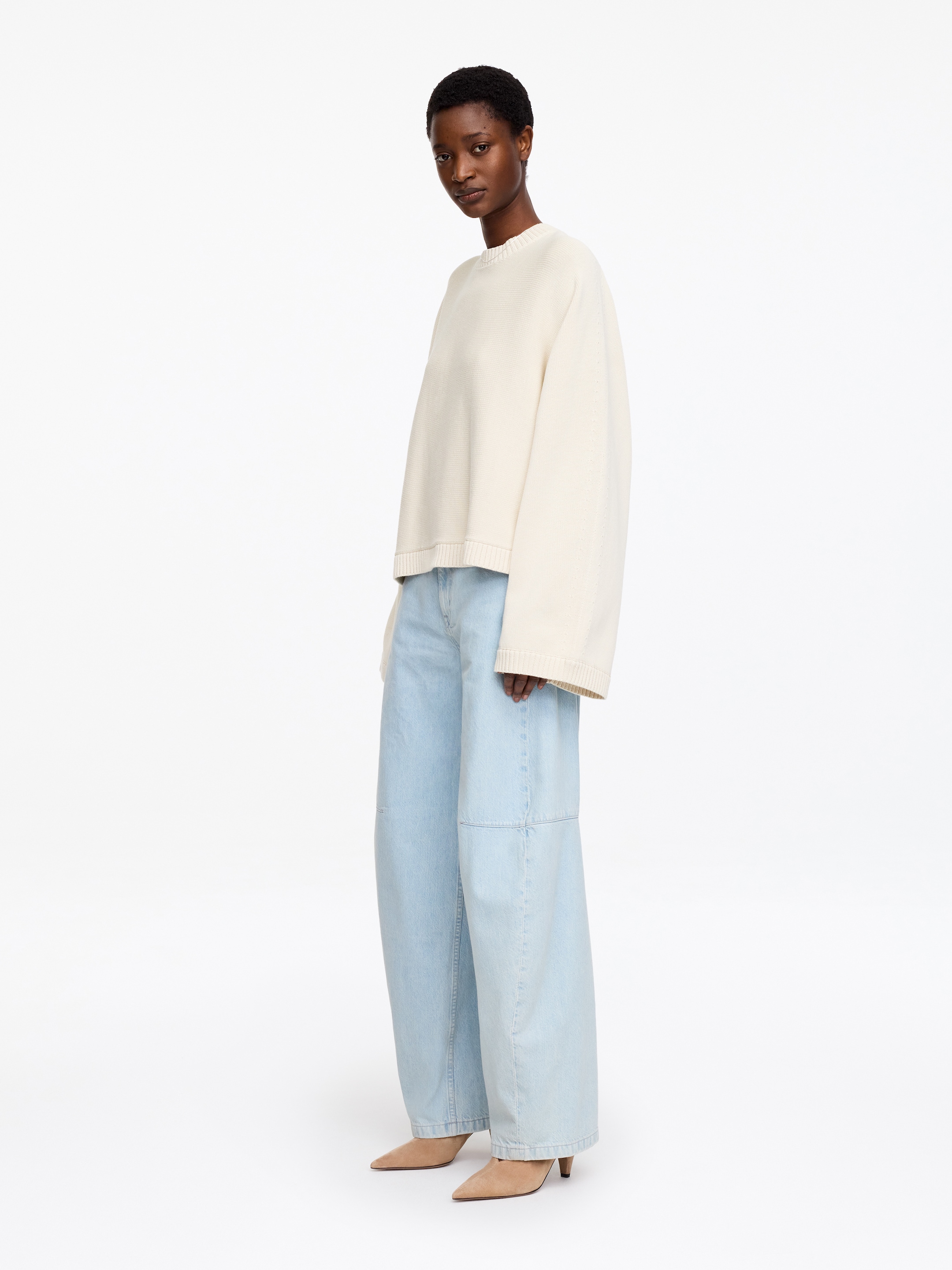 Bawełniany sweter z wycięciem - Kremowy - Luźny fason - Women - StillMedia/Lookbook - 5