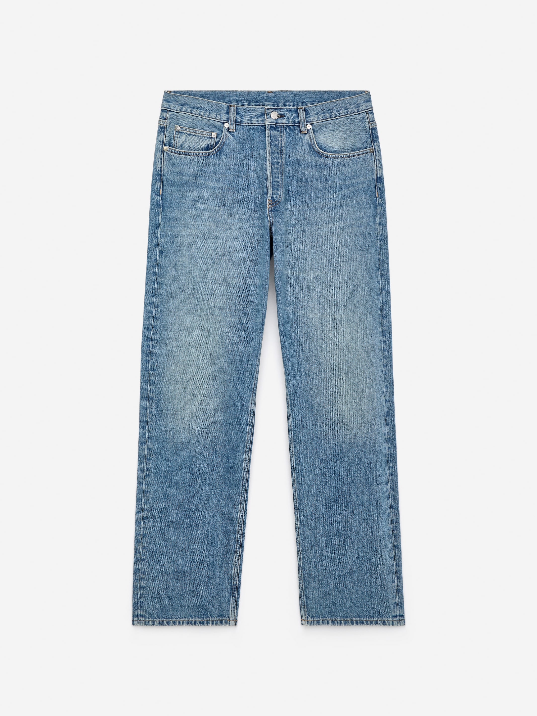 Grotere afbeelding bekijken: Een lichtblauwe jeans wordt van VOOR getoond, met een losse snit, een middelhoge taille, rechte pijpen op volledige lengte en een zichtbare knoopsluiting.