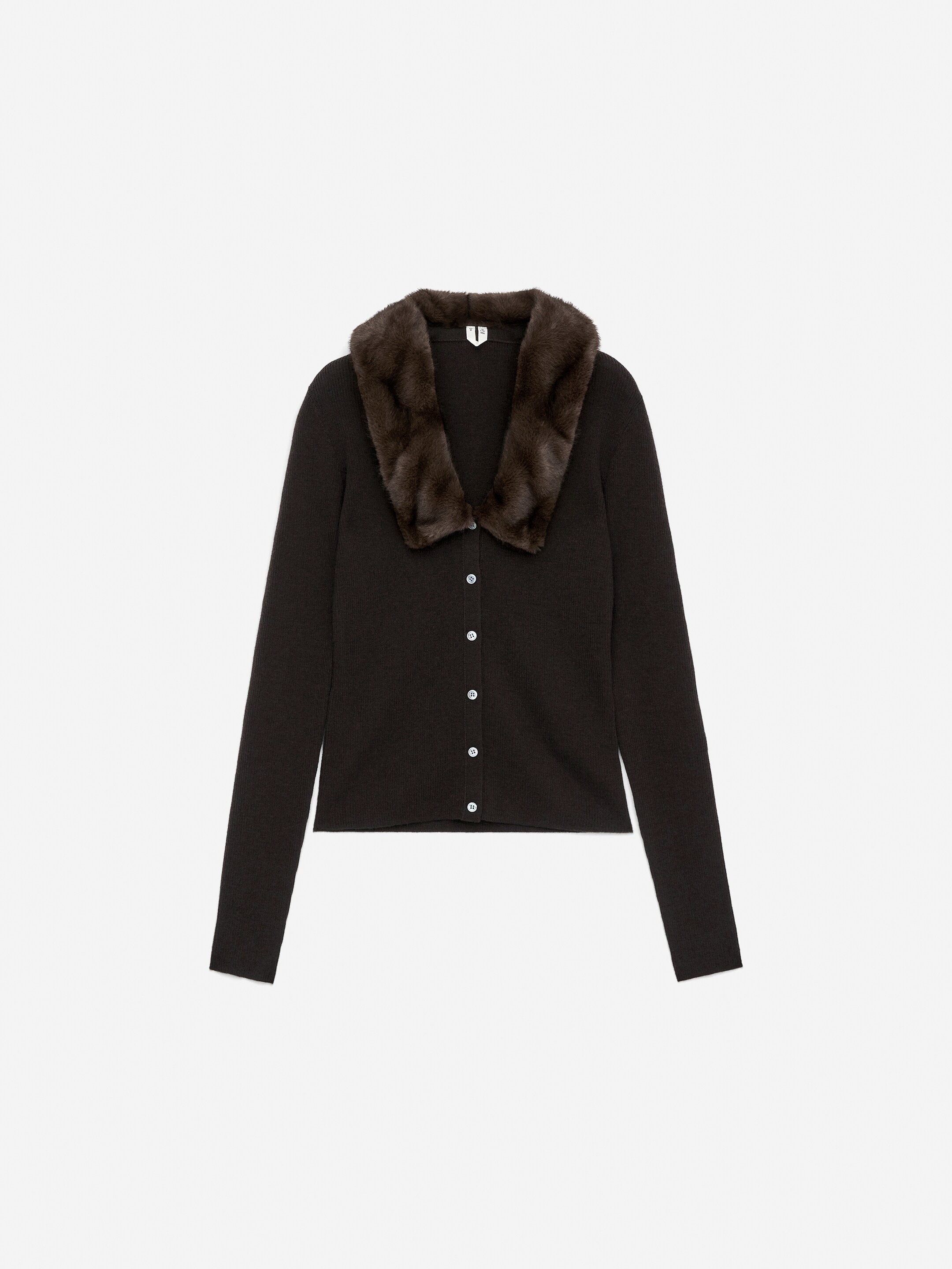 Agrandir l'image: Un cardigan tricoté brun foncé est orienté vers l'avant, avec un large col en fausse fourrure. Une rangée de boutons blancs ferme l'ouverture à l'avant.