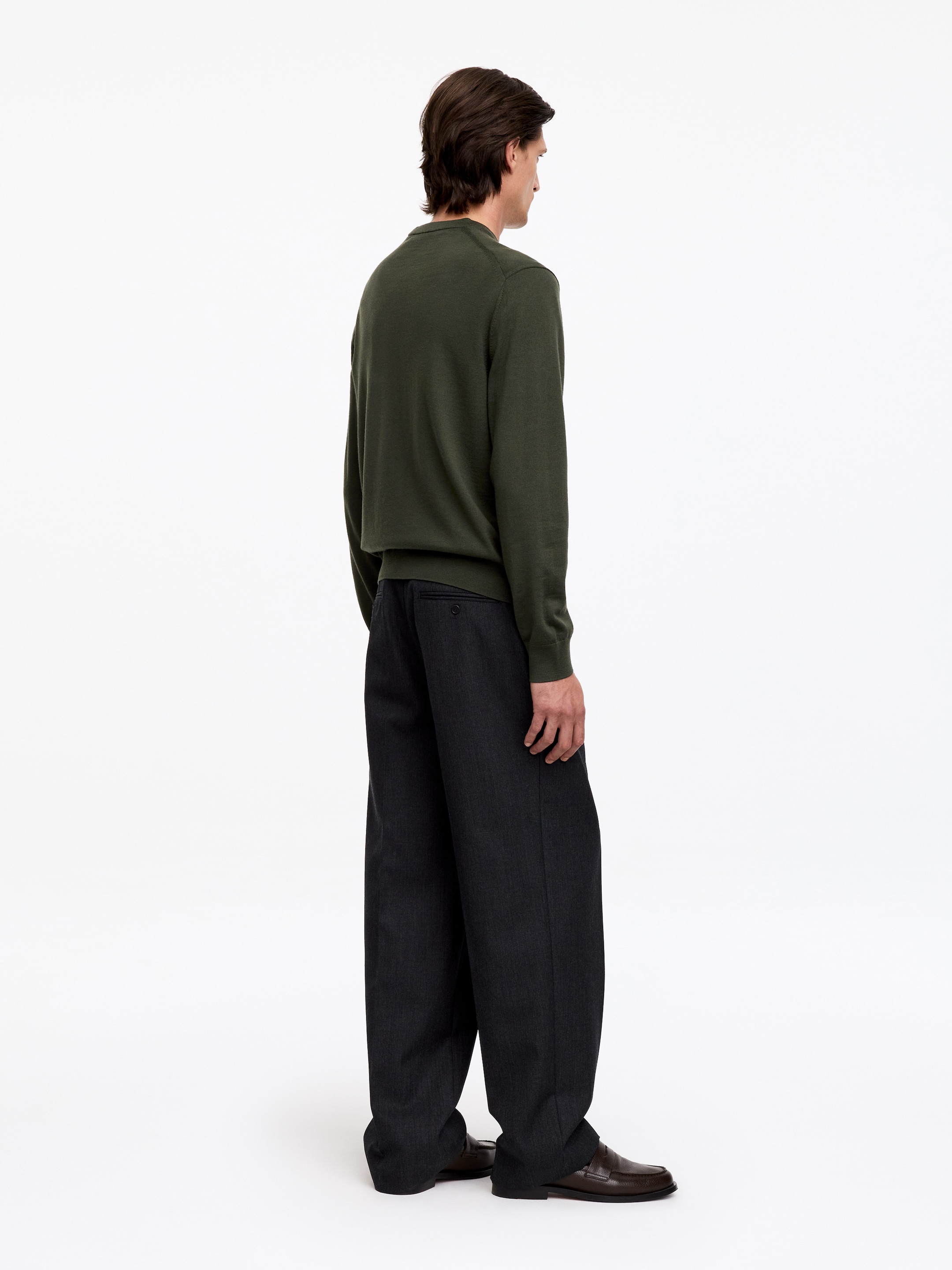 Merino V-Neck Jumper - Dark Green - Regular fit - Men - StillMedia/Lookbook - 5