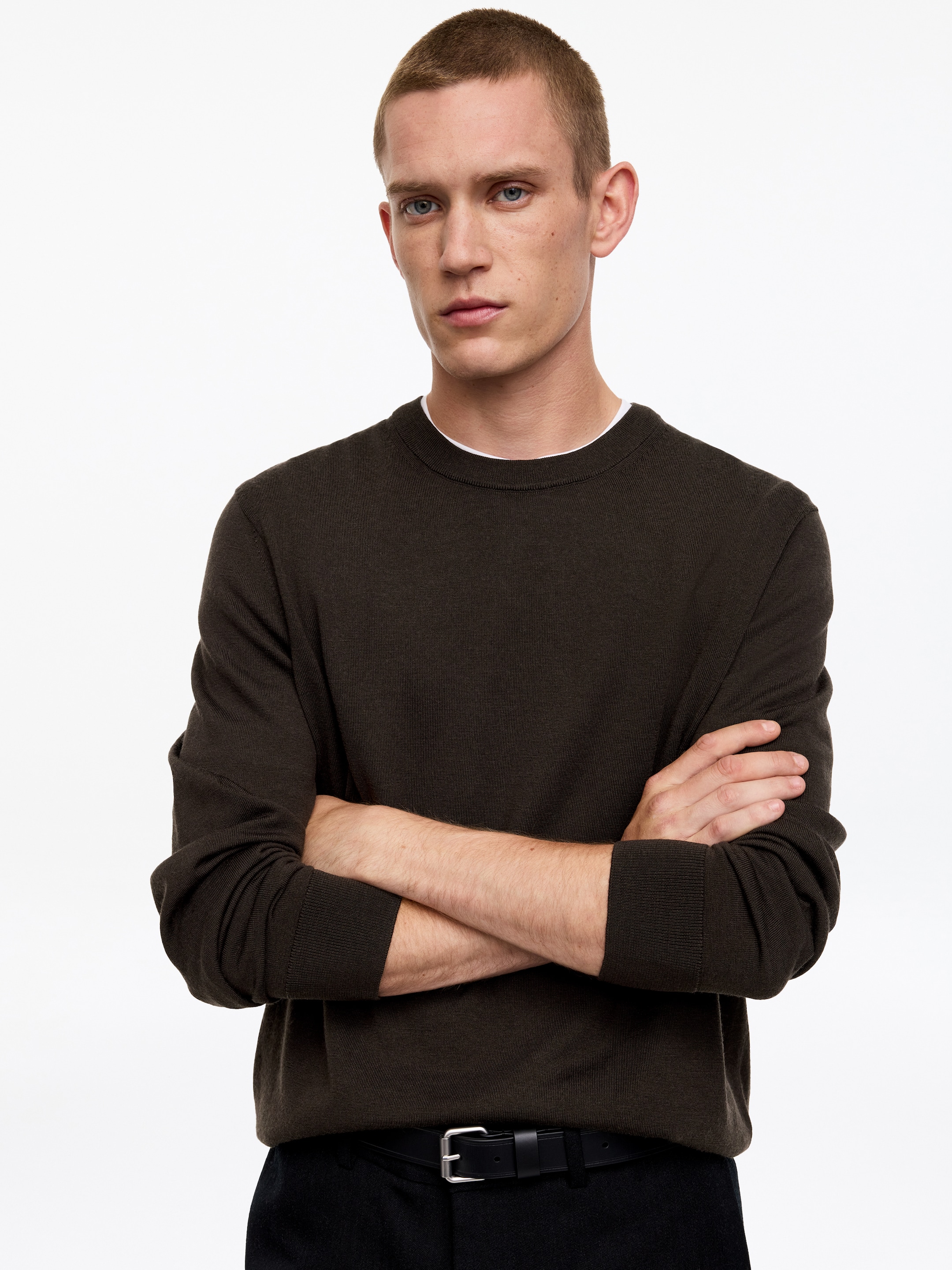 Finstickad tröja i merinoull - Mörkbrun - Regular fit - Men - StillMedia/Lookbook - 13