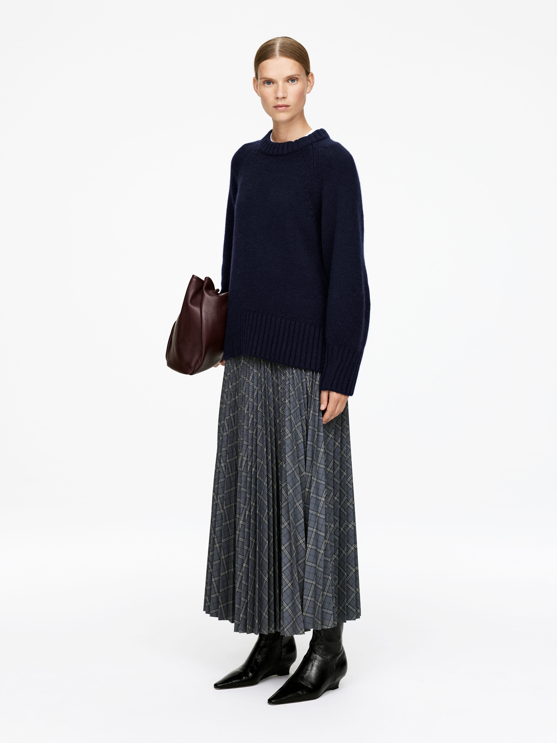 Chunky Pure Cashmere Jumper  ​ - Dark Blue - Oversized - Women - StillMedia/Lookbook - 5
