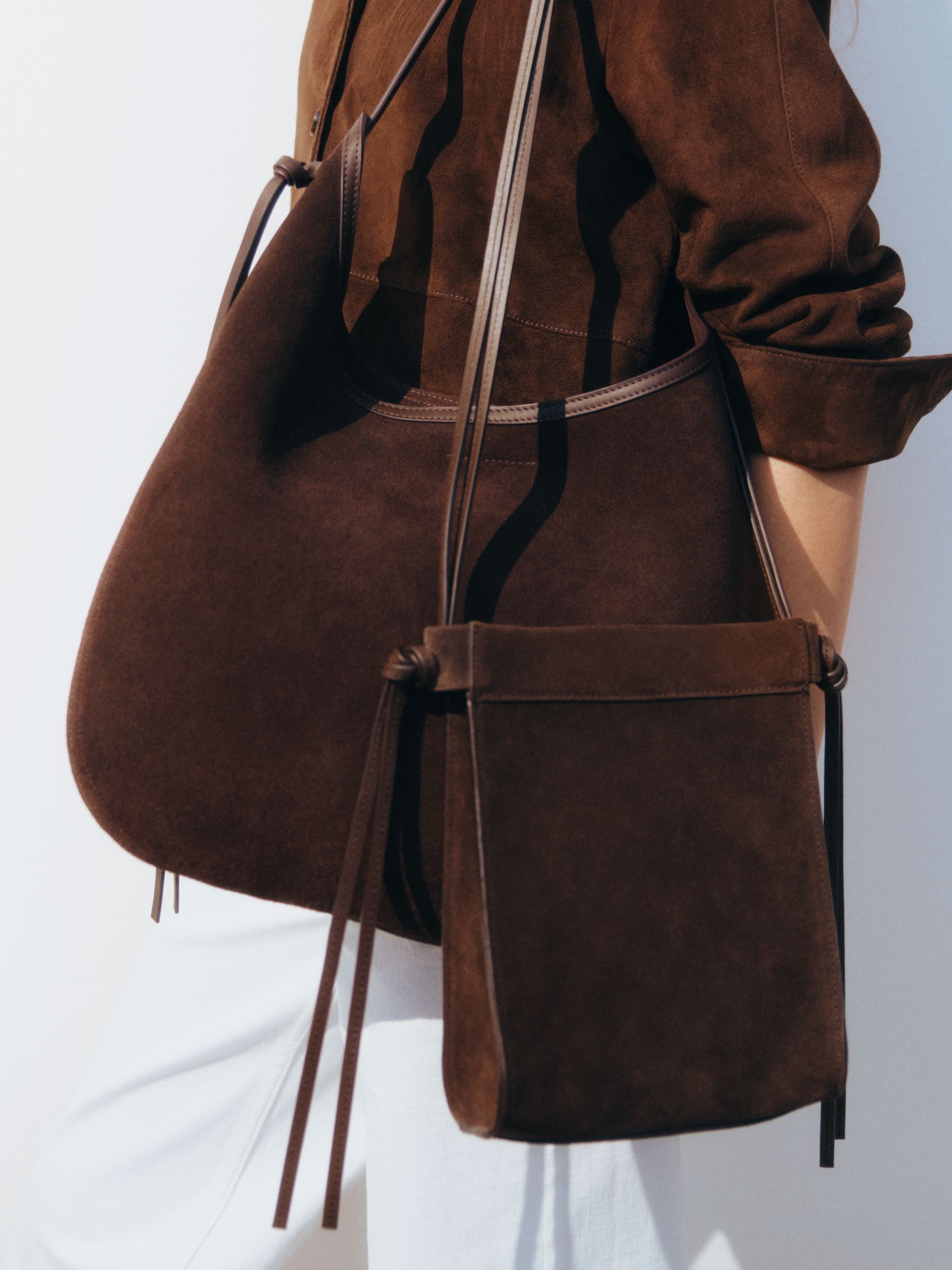 Schultertasche aus Veloursleder-#594B3D-17389