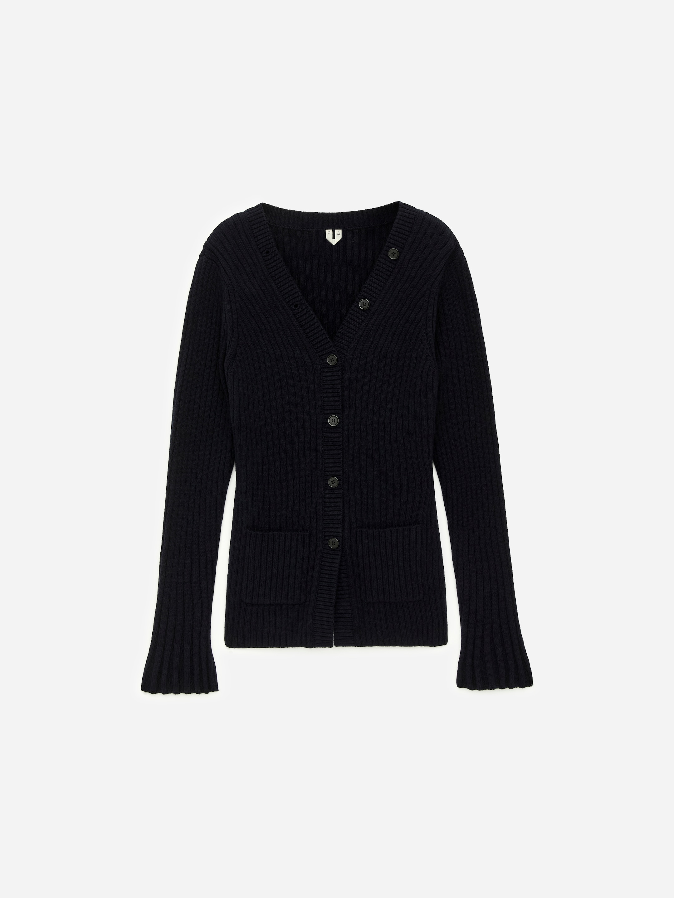 Visualizza immagine più grande: Un cardigan nero a maglia a coste è esposto frontalmente, caratterizzato da uno scollo a V, una chiusura frontale con sette bottoni, maniche lunghe con polsini svasati a coste e due tasche applicate frontali.