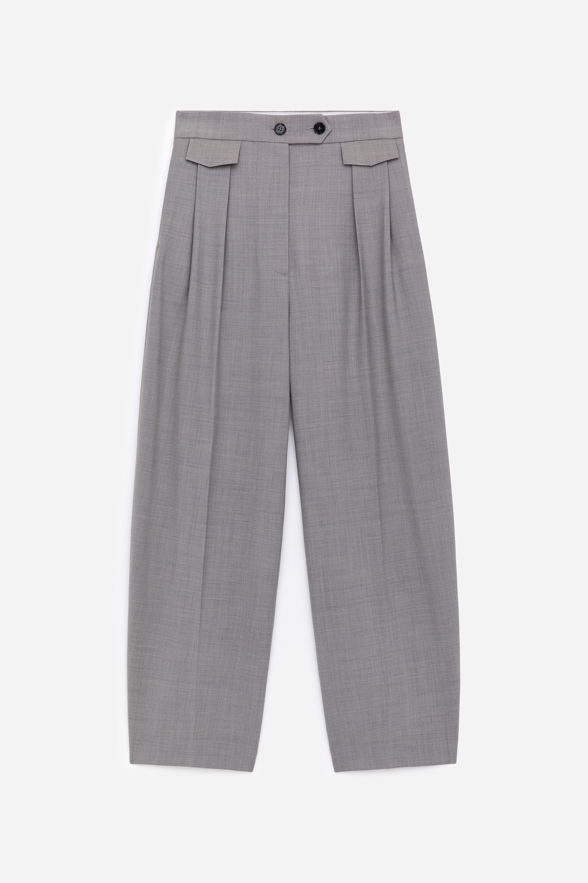 Ver imagen más grande: Pantalones grises de pierna ancha están colocados planos, presentándose como FRENTE, con un diseño de cintura alta que incluye un cierre de doble botón y dos bolsillos delanteros con solapa. Pliegues dobles caen desde la cintura, y una línea de pliegue marcada recorre cada pierna hasta el dobladillo recto.